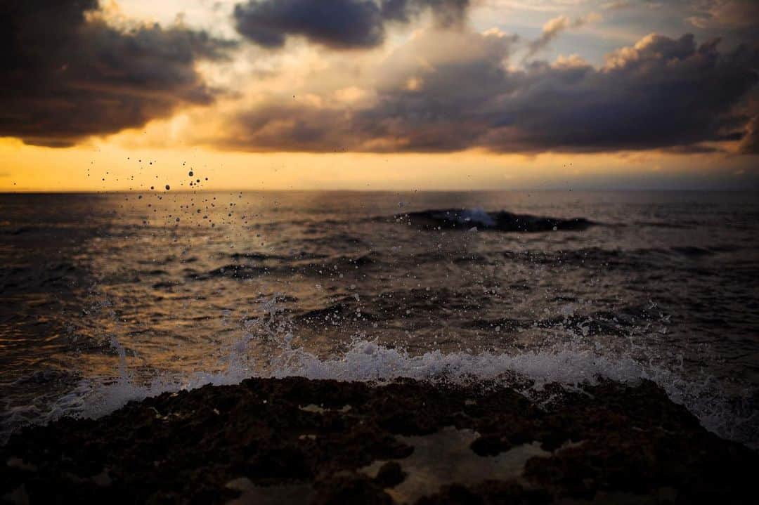 大杉隼平さんのインスタグラム写真 - (大杉隼平Instagram)「飛沫を上げる波は力強く、その音は優しいものだった。  過去、現在、未来。 その話しを聞いてふと懐かしい時間が蘇る。そして限りある時間の中で何が残せるのか。  一つの言葉は「考える」ことを与えてくれました。  #写真 #photography #旅 #journey #海 #sea #ライカ #leica #大杉隼平 #shumpeiohsugi」7月13日 16時29分 - shumpeiohsugi_photographer