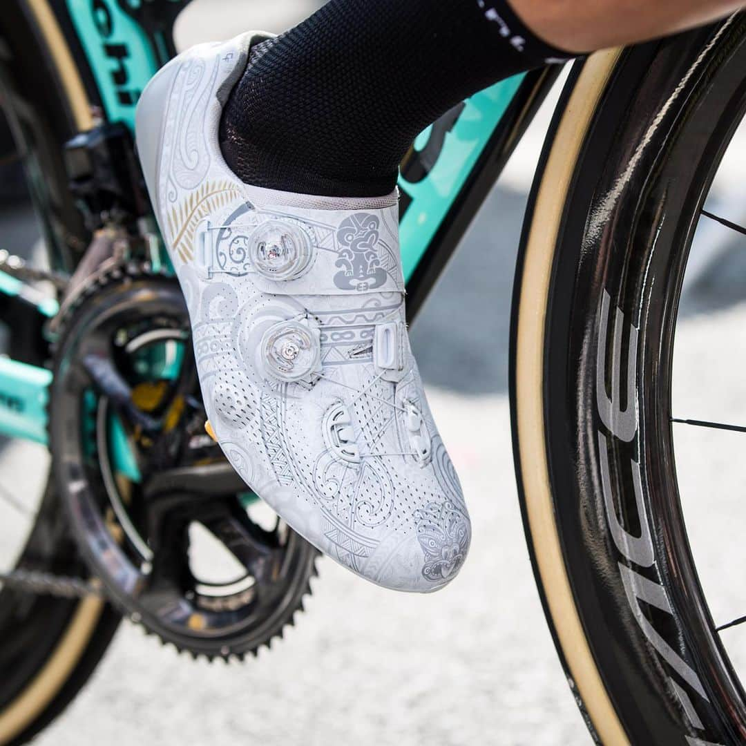 Shimanoさんのインスタグラム写真 - (ShimanoInstagram)「💙 S-PHYRE RC901 shoes of @georgenbennett with hand painted artwork #ShimanoRoad #SPHYRE #RC901 #ShimanoFootwear #Cyclingshoes #Custom #Handpainted #Art ✍🏻 @caitlinfielder_fineart」7月13日 16時22分 - rideshimano