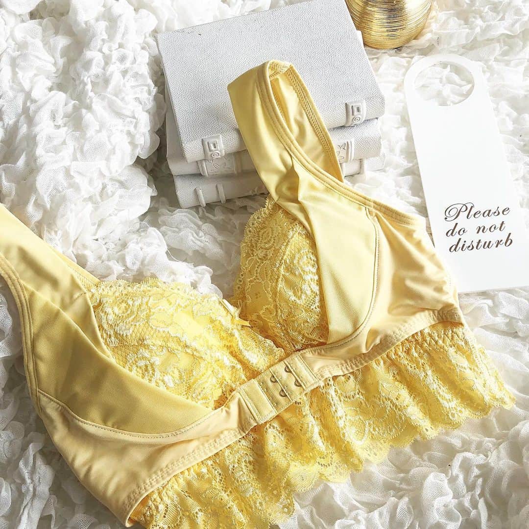 のインスタグラム：「ふんわりルームブラの新色✨﻿ → @roombra ﻿﻿ 鮮やかなイエローが可愛すぎて早速GETした😍﻿﻿ ﻿﻿ これほんまにおすすめ〜❣️﻿﻿ 外出してて、家ついた瞬間すぐに着替える😂﻿﻿ ﻿﻿ ノンワイヤーなのに抜群の安定感✨﻿﻿ なのに、デザインが可愛いから﻿﻿ パパにも好評やねん💕﻿﻿ ﻿﻿ #ふんわりルームブラ #ナイトブラ #キュッとふんわりショーツ ﻿﻿ #アンジェリール #angellir #pr」