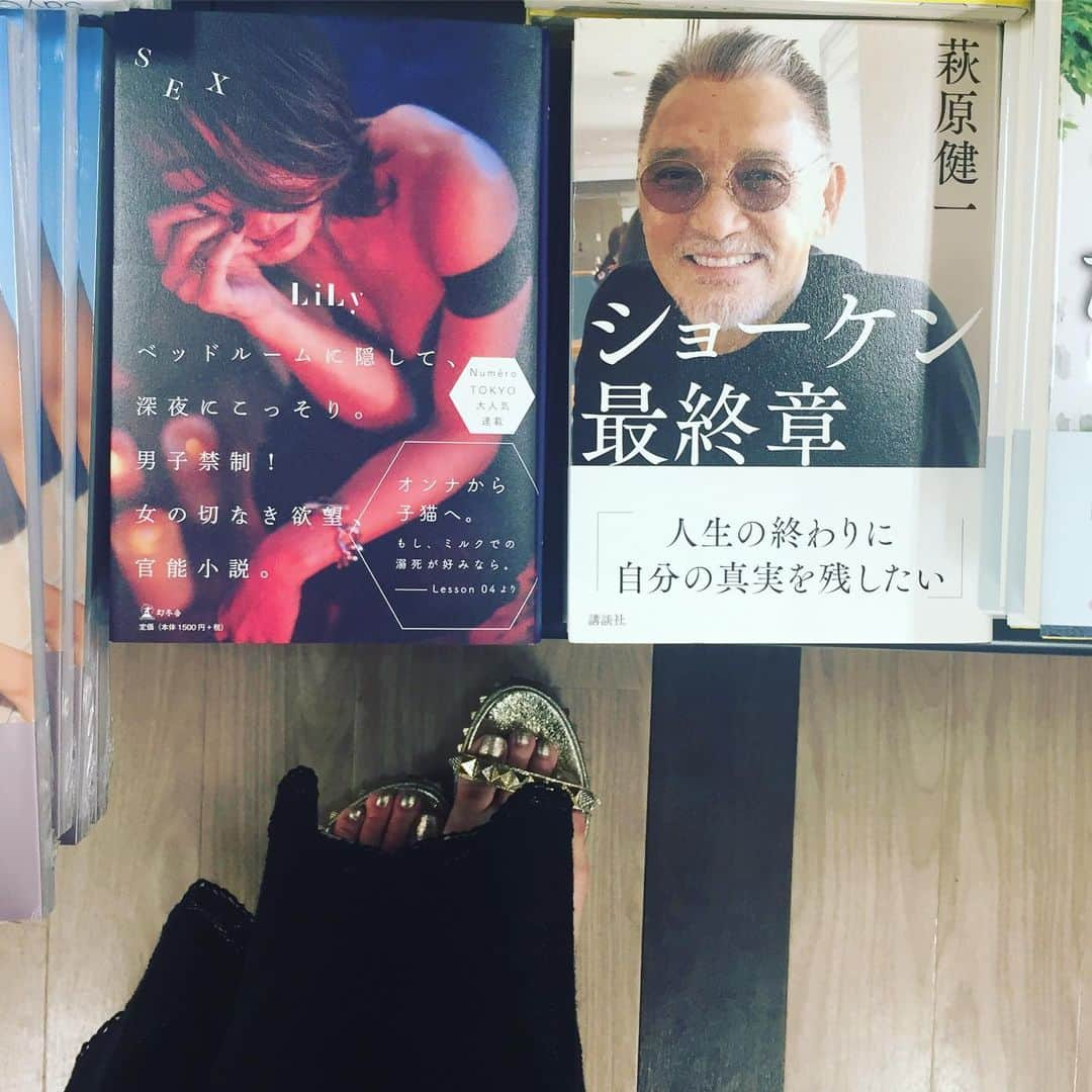 LiLyさんのインスタグラム写真 - (LiLyInstagram)「並びカッコ良！！ #紀伊国屋書店 #天王寺ミオ店 様  大阪の書店様に ご挨拶まわり💫  #ショーケン 様 #レペゼン男 #レペゼン女 #バッドフェミニスト  #極めたいですね己の性 #女であることに誇りをもつ #男が男の美学をもつ姿勢リスペクト #新刊sex 🌹🌹」7月13日 16時34分 - lilylilylilycom