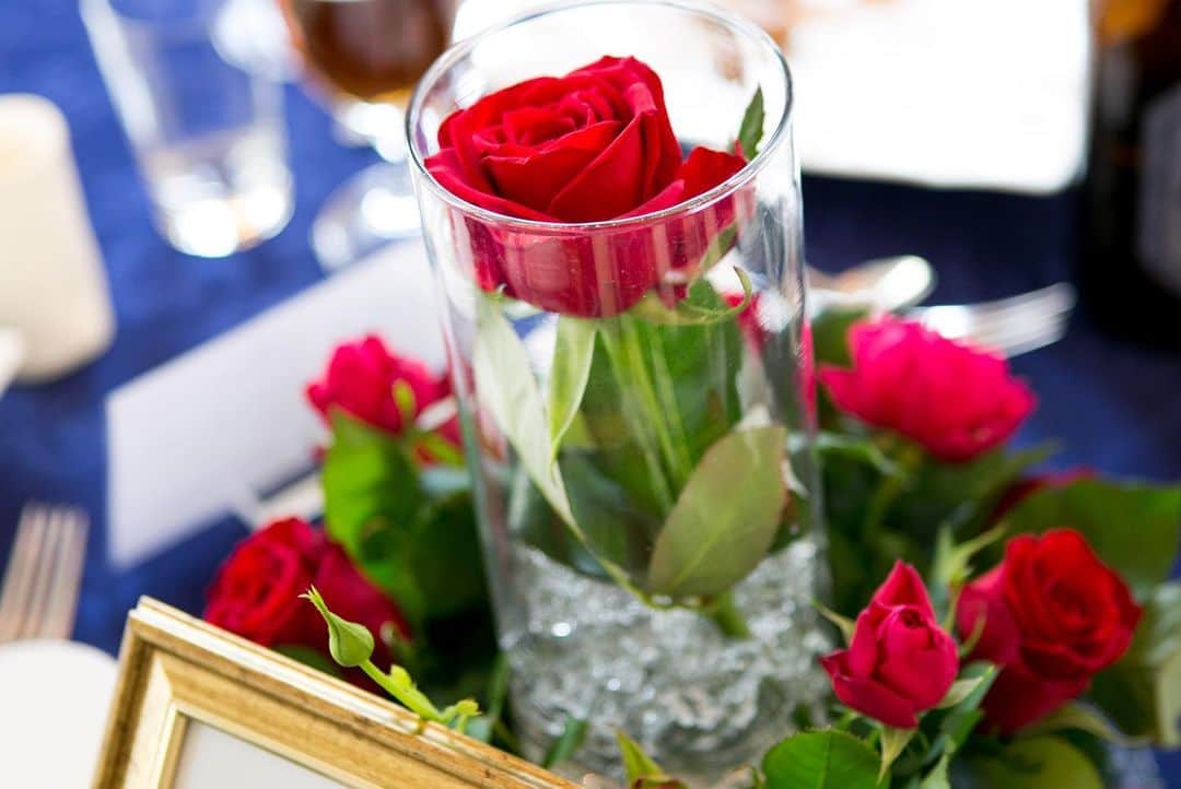 金沢結婚式 ヴィラグランディス金沢さんのインスタグラム写真 - (金沢結婚式 ヴィラグランディス金沢Instagram)「🌹 . 『美女と野獣』をテーマに😌 . 会場のお花、ウエディングケーキにも 薔薇をあしらってコーディネート♥️ . 赤い薔薇のメリアを選ばれた新婦様。 カラードレスにとってもお似合いです🥺💕 . . #villagrandis #ヴィラグランディス #ヴィラグランディス金沢 #ヴィラ嫁 #ヴィラ嫁#dressmodekazumi #金沢結婚式場 #金沢ゲストハウス  #marry花嫁 #結婚式 #結婚式場 #花嫁衣裳 #花嫁衣装 #結婚準備 #運命の一着 #4つの魔法 #プレ花嫁 #卒花 #卒花嫁 #日本中のプレ花嫁さんと繋がりたい #プレ花嫁サポート #プレ花嫁応援 #すべての愛しい人たちへ #ムービーサプライズ #写真好きな人と繋がりたい #薔薇のメリア #メリア #美女と野獣ウェディング #美女と野獣 #イエロードレス #ネイビータキシード」7月13日 16時34分 - villagrandis_kanazawa