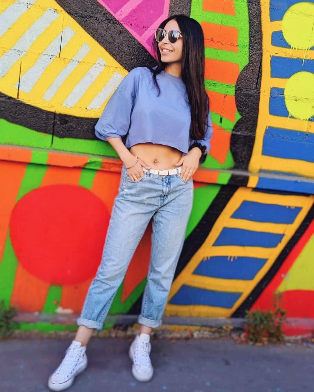 sananasのインスタグラム：「Mood of the day 😃😃😃C’est bon on se remet en mode chill hiiii ! Il fait trop beau 🌞! Quand je me lève et que je vois ce temps ça me met direct de bonne humeur pas vous ? 😄Il n’y a qu’une fille chelou sur cette terre qui n’est pas contente c’est ma sœur 😫Vous savez ces personnes qui répètent 10 fois par jour “oh non il fait trop chaud” comme si toi tu avais un bouclier anti chaleur et que tu ne le sentais pas ? Et bien c’est ma sœur 😂On a tous cette personne autour de soi ... Sister je te dédicace ce soleil aujourd’hui ! N’oublie pas la crème SPF 50🧴😘」