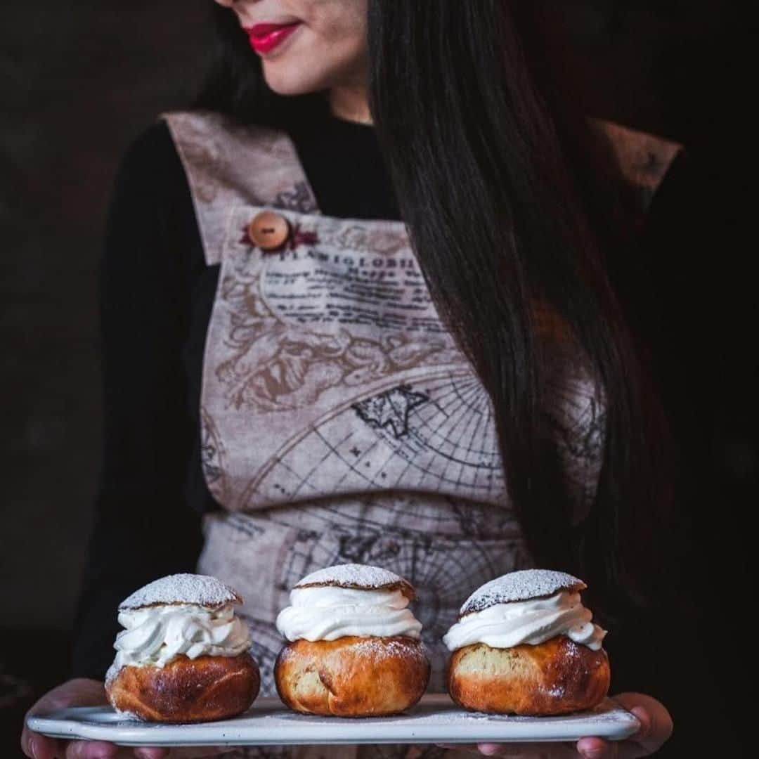 レイチェル・クーさんのインスタグラム写真 - (レイチェル・クーInstagram)「Recipe pics don't get much prettier than this 💐! Thanks for making my Semlor buns from #TheLittleSwedishKitchen look so picture perfect @ohmydeerblog 🙏 🌹 . . . . . . . #RachelKhoo #SemlorBuns #LittleSwedishkitchen #fanpost #recipe #baking #buns」7月13日 16時45分 - rachelkhooks