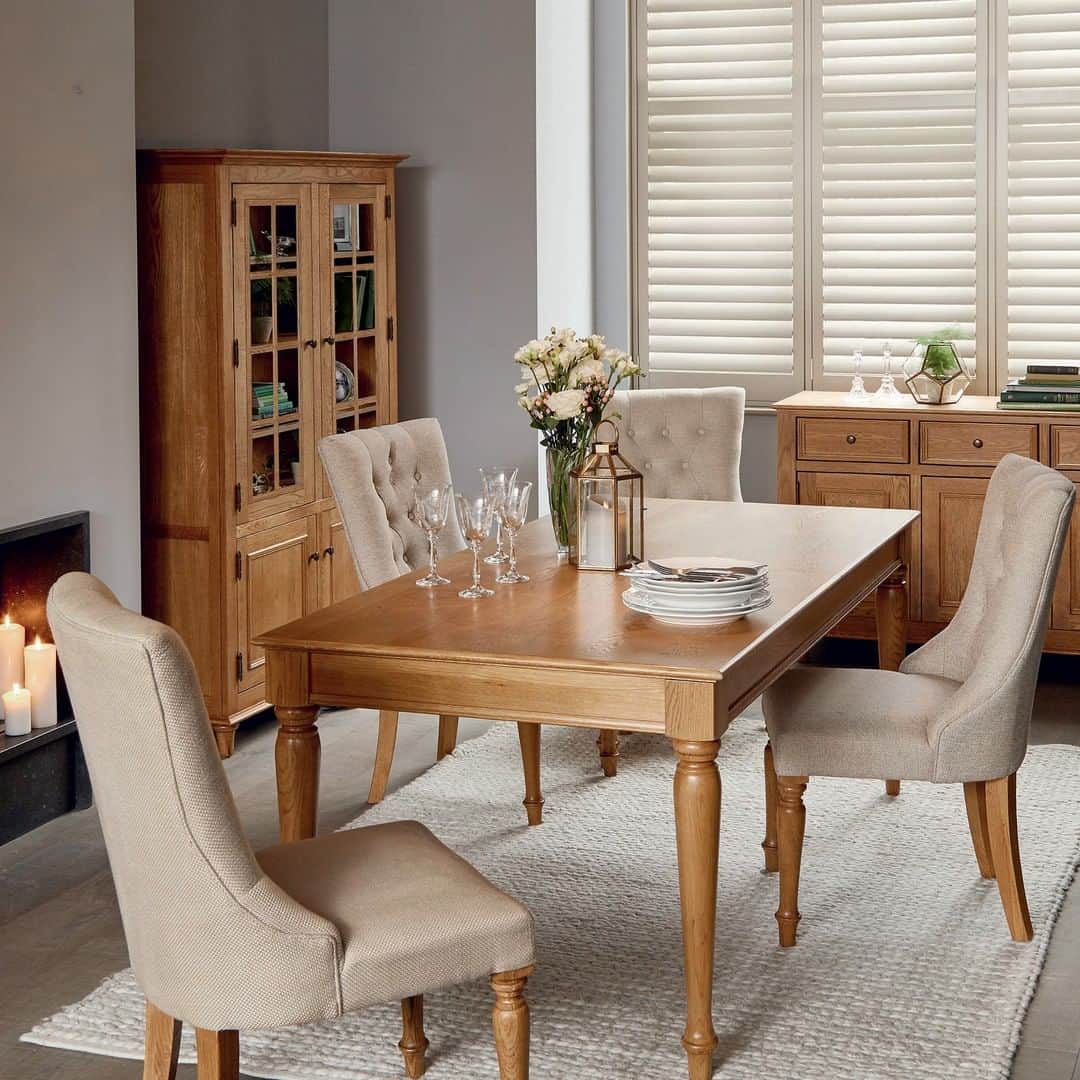 ローラアシュレイのインスタグラム：「With a oak finish, our Aylesbury farmhouse-inspired furniture collection features classically turned legs and antique brass effect knobs & hinges. Enjoy up to 50% + an extra 10% off in our Summer Sale.」