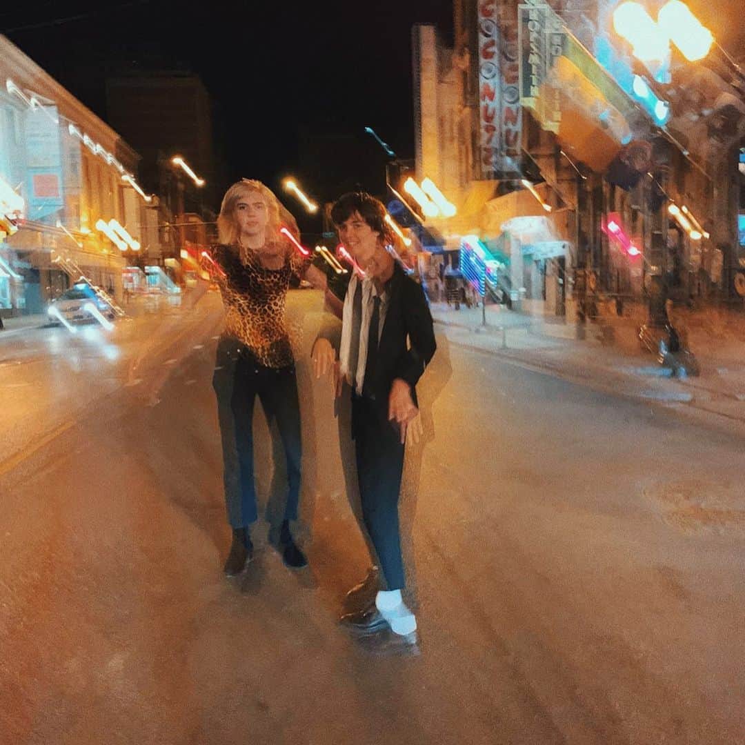 コートニー・バーネットのインスタグラム：「Thank u Chicago! n thank u @sunflowerbean love ya 🚨☮️❤️ photos by @crista.simiriglia」