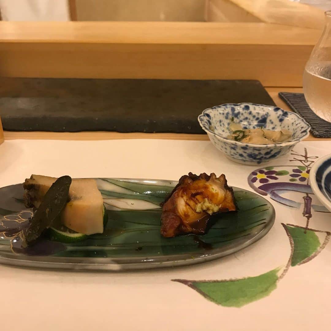 ayu kagawaさんのインスタグラム写真 - (ayu kagawaInstagram)「お誕生日dinnerはお寿司をリクエスト🍣❤️💛❤️ ・ 東京ママに教えてもらった鮨とみ田。 小上がりになった個室があって子連れでも行きやすくてとても美味しかった❤️💛 ・ お仕事でたまたま来ていたじいじがサプライズで登場して息子は大喜び🤣🥳 楽しいfamily dinnerになりました🎂 #sushi#寿司 #鮨とみ田」7月13日 16時54分 - ayuyunyun
