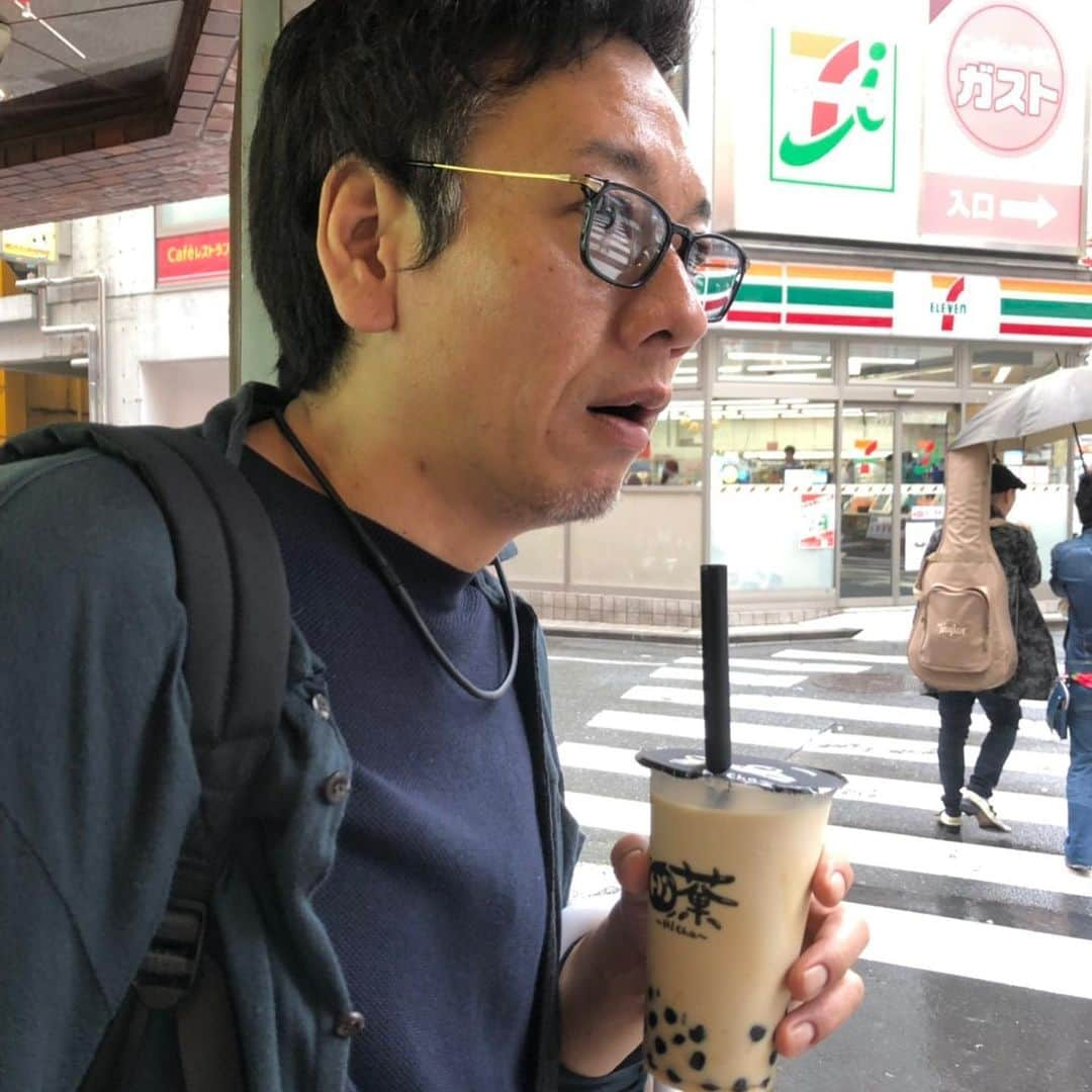 山崎潤さんのインスタグラム写真 - (山崎潤Instagram)「生まれて初めてタピオカ飲んだら意外と「ドゥルン」と入ってきてビビりましたし、そもそも「集合体恐怖症」なので直視できませんでした。  が  美味しかったです。  ドゥルン  #山崎潤 #アパッチ #月に吠える #大森南朋 #塚本史朗 #長野典二 #俳優 #ドラマー #タピオカ #集合体恐怖症 #タピる」7月13日 16時58分 - jun_yamasaki14