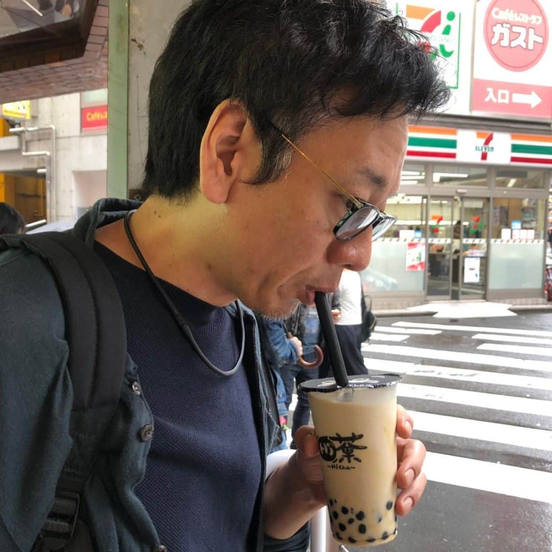 山崎潤さんのインスタグラム写真 - (山崎潤Instagram)「生まれて初めてタピオカ飲んだら意外と「ドゥルン」と入ってきてビビりましたし、そもそも「集合体恐怖症」なので直視できませんでした。  が  美味しかったです。  ドゥルン  #山崎潤 #アパッチ #月に吠える #大森南朋 #塚本史朗 #長野典二 #俳優 #ドラマー #タピオカ #集合体恐怖症 #タピる」7月13日 16時58分 - jun_yamasaki14