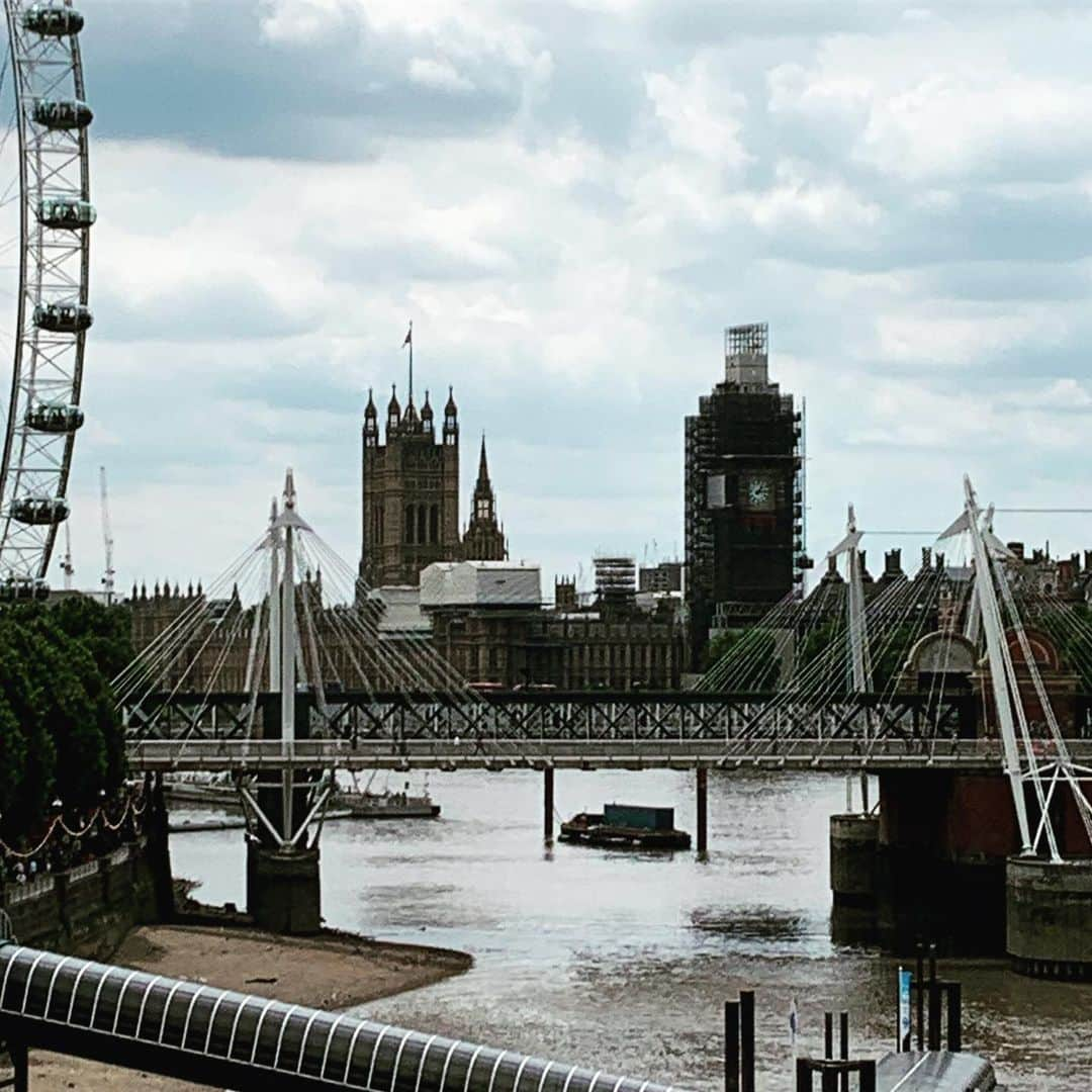 ジミー・ファロンさんのインスタグラム写真 - (ジミー・ファロンInstagram)「Goodbye London. 🇬🇧 Love ya!!! See you soon. (Lots of lit up cranes at night - new skyline.) Goodbye Flower Tiger. 🐯 #London #Summer2019」7月13日 17時00分 - jimmyfallon