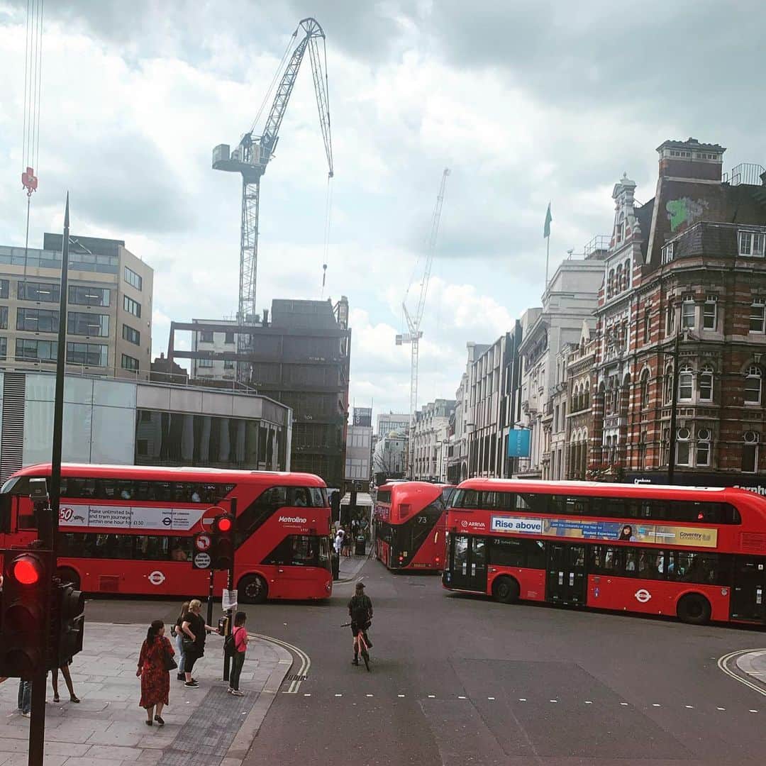 ジミー・ファロンさんのインスタグラム写真 - (ジミー・ファロンInstagram)「Goodbye London. 🇬🇧 Love ya!!! See you soon. (Lots of lit up cranes at night - new skyline.) Goodbye Flower Tiger. 🐯 #London #Summer2019」7月13日 17時00分 - jimmyfallon