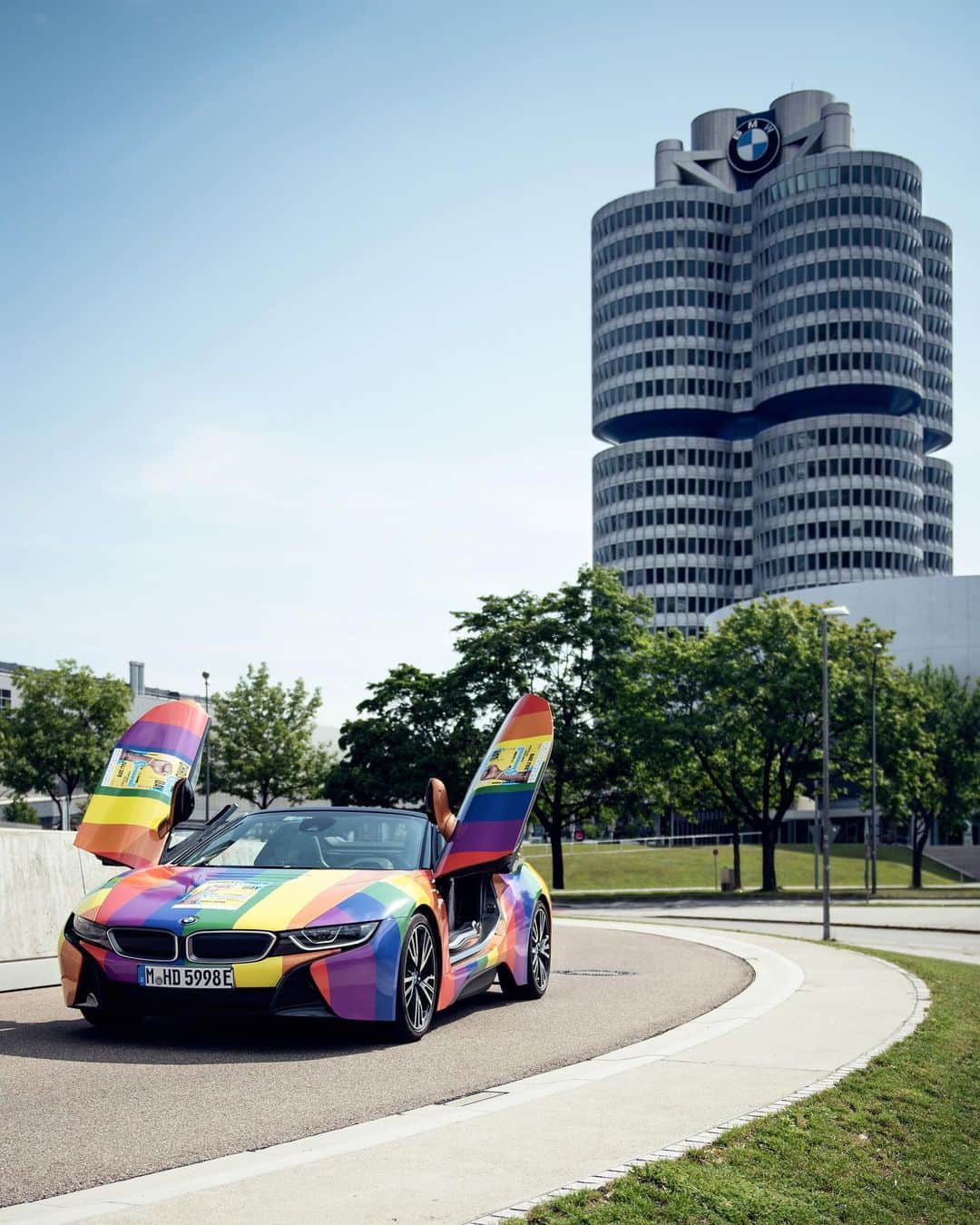 BMWのインスタグラム：「A colorful celebration of diversity.  The BMW i8 Roadster and BMW 8 Series Convertible are ready for the Munich #pride parade. #THEi8 #THE8 #BMW #8Series @BMWi #🌈 __ BMW i8 Roadster: Energy consumption in kWh/100 km (combined): 14.5. Fuel consumption in l/100 km (combined): 2.0. CO2 emissions in g/km (combined): 46. BMW M850i xDrive Convertible: Fuel consumption in l/100 km (combined): 10.2 - 10.0. CO2 emissions in g/km (combined): 231 - 228. The values of fuel consumptions, CO2 emissions and energy consumptions shown were determined according to the European Regulation (EC) 715/2007 in the version applicable at the time of type approval. The figures refer to a vehicle with basic configuration in Germany and the range shown considers optional equipment and the different size of wheels and tires available on the selected model. The values of the vehicles are already based on the new WLTP regulation and are translated back into NEDC-equivalent values in order to ensure the comparison between the vehicles. [With respect to these vehicles, for vehicle related taxes or other duties based (at least inter alia) on CO2-emissions the CO2 values may differ to the values stated here.] The CO2 efficiency specifications are determined according to Directive 1999/94/EC and the European Regulation in its current version applicable. The values shown are based on the fuel consumption, CO2 values and energy consumptions according to the NEDC cycle for the classification. For further information about the official fuel consumption and the specific CO2 emission of new passenger cars can be taken out of the „handbook of fuel consumption, the CO2 emission and power consumption of new passenger cars“, which is available at all selling points and at https://www.dat.de/angebote/verlagsprodukte/leitfaden-kraftstoffverbrauch.html.」