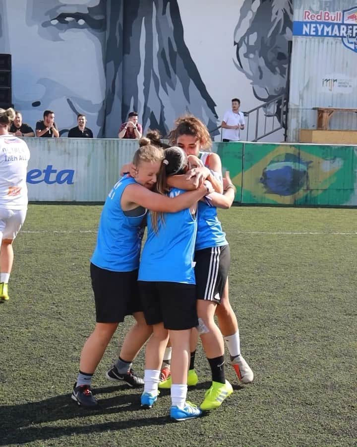 レッドブルのインスタグラム：「Goals can only be as great as this when you’re playing on a five-a-side pitch 👀 Watch all the action from the @redbullneymarjrsfive finals in Brazil LIVE on Red Bull TV from 9am CEST ⚽️ Link in bio 📺 @nemarjr #outplaythemall #neymar #neymarjr #football #soccer #fiveaside #redbullneymarjrsfive #worldfinal2019」