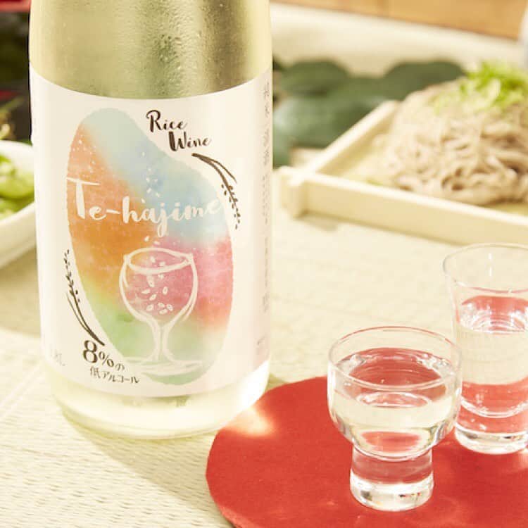 KURAND@日本酒飲み放題さんのインスタグラム写真 - (KURAND@日本酒飲み放題Instagram)「【日本酒を初めて飲む方向けの日本酒】﻿ ﻿ 日本酒「Te-hajime（テハジメ）」は兵庫県・富久錦と企画・開発しました。日本語の「手始め」とは、「物事に取りかかる第一歩。しはじめ。」という意味。「Te-hajime」は、日本酒に初めて出会う方に、最初の一杯目に飲んでもらいたいお酒です😊﻿ ﻿ 中央をカラフルに彩ったラベルは、「Te-hajime」を飲んだ時のトキメキや感動を表現しています。「Te-hajime」を提供することで、今まで日本酒をあまり飲む機会がなかった方にも、日本酒の魅力を発見する機会になることを期待しています。﻿ ﻿ 日本酒のアルコール度数は16～18度が一般的ですが、「Te-hejime」は独自の造り方を用いることでアルコール度数8度の低アルコールを実現しました。富久錦の高度な醸造技術によって生み出された新しい日本酒です😉﻿ ﻿ 低アルコールで爽やかな甘味と、柑橘系の果物のような酸味が特徴。富久錦の地元加西市産のお米を100％使用しています。加西市のお米と水だけで表現された新しい日本酒の味わいをお楽しみいただけます。﻿ ﻿ とても飲みやすく、甘酸っぱいジュースのような味わいです。日本酒をはじめて飲む方には特におすすめですよ。グラスはワイングラスで、食前酒として飲んでみてください。きっと日本酒の新しい味わいに感動していただけるはずです🍷﻿ ﻿ ▼お買い物はプロフィールのリンクから﻿ @kurand_info﻿ ﻿ #KURAND #クランド #kurandsakemarket #クランドサケマーケット #日本酒 #sake #日本酒女子 #日本酒🍶 #日本酒バー #日本酒bar #日本酒飲み放題 #日本酒で乾杯 #日本酒バル #日本酒部 #日本酒居酒屋 #日本酒好きな人と繋がりたい #日本酒好き #日本酒のお店 #飲酒スタグラム #sakegram #sakestagram #sakebar #welovesake #japanesesake #今日の一杯 #兵庫 #加西市 #富久錦 #テハジメ #tehajime」7月13日 17時22分 - kurand_info