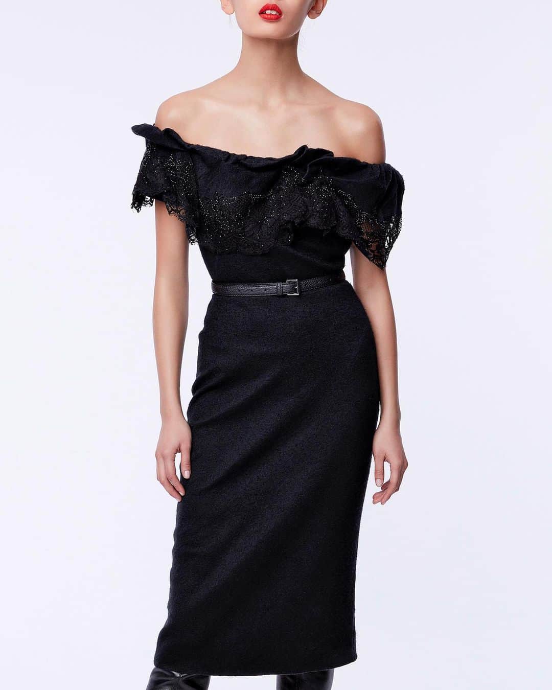 のインスタグラム：「Reinvented classics! #ScervinoPreFall19 pashmina dress with lace and crystals details. . . #ErmannoScervino #precollection #prefall #prefall19 #couture #handmade #madeinitaly #lookbook #totalblack #madeinflorence #totalblack」