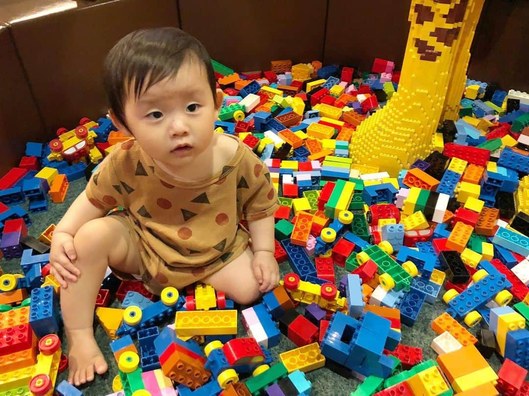 ᴋᴀɴᴀᴋöさんのインスタグラム写真 - (ᴋᴀɴᴀᴋöInstagram)「LEGOLANDさんに ご招待して頂き  #レゴニンジャゴー夏祭り のイベントへ 遊びに行ってきました🎪🧱🏮✨ * LEGOも、レゴニンジャゴーのアニメも 大好きな2人は、大喜び👦🏻👦🏻💕 * 盆踊りに 輪投げ＆金魚すくいや ワークショップ etc.. たっぷり楽しめました❤️💙💚💛 * 大きなLEGOブロックで 遊べるスペースもあるから、 👶🏻も 楽しめたよ🌈✨ * LEGOバーガー🍔や レゴブロックのランチボックスとかも かわいかった😋✨ * 夏祭りは 7/13〜9/1まで 東京と大阪で 開催してます🏮 * #LEGO#legoninjago#ninjago#レゴランド東京#レゴランドジャパン#レゴニンジャゴー#レゴランドディスカバリーセンター東京#お台場」7月13日 17時16分 - kanakokko_34_