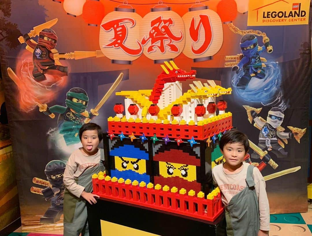 ᴋᴀɴᴀᴋöさんのインスタグラム写真 - (ᴋᴀɴᴀᴋöInstagram)「LEGOLANDさんに ご招待して頂き  #レゴニンジャゴー夏祭り のイベントへ 遊びに行ってきました🎪🧱🏮✨ * LEGOも、レゴニンジャゴーのアニメも 大好きな2人は、大喜び👦🏻👦🏻💕 * 盆踊りに 輪投げ＆金魚すくいや ワークショップ etc.. たっぷり楽しめました❤️💙💚💛 * 大きなLEGOブロックで 遊べるスペースもあるから、 👶🏻も 楽しめたよ🌈✨ * LEGOバーガー🍔や レゴブロックのランチボックスとかも かわいかった😋✨ * 夏祭りは 7/13〜9/1まで 東京と大阪で 開催してます🏮 * #LEGO#legoninjago#ninjago#レゴランド東京#レゴランドジャパン#レゴニンジャゴー#レゴランドディスカバリーセンター東京#お台場」7月13日 17時16分 - kanakokko_34_