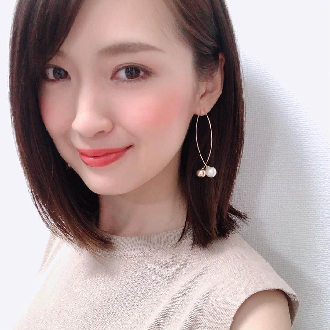 花岡維生のインスタグラム：「最近髪は肩で毛先がハネちゃうのを生かしつつ(笑)、ナチュラルにストレートにするのがお気に入り☺️❣️ 梅雨から夏にかけて、毎年この長さにしようかと思うくらい、ドライヤーで暑くなることもなく、湿気で巻きがとれる悩みも解消されて、快適です🥰 そして髪型がシンプルなので、存在感のあるピアスを合わせるのが毎日の楽しみ😍❤️ ひと目見て可愛い〜💕と思って購入した @innovate_as_ のピアス💓 親友ちゃん @asuka_1010  とオソロなのも嬉しい😆🌟 #accessories  #earrings  #ピアス #大ぶりピアス  #おそろ  #ボブ #イメチェン #ボブヘアー  #ストレートヘア」