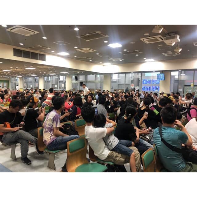 三島ゆかりさんのインスタグラム写真 - (三島ゆかりInstagram)「GIII第30回アサヒビールカップの、ボートレース住之江スペシャルステージMCを務めさせて頂きました🎤✨ あばれる君と写真撮って頂きました😊 あばれる君さんって呼ぶのか？あばれるさんなのか？と疑問だったので、なんて呼んだらいいですか？と聞いたら、あばれる君で大丈夫です！と言ってくださいましたww👍 子供たちに大人気で大盛り上がりのステージでした💖👏 スタッフさんに、すごく聞き取りやすい声でMCうまいですねって言ってもらえて嬉しかったです🍎🙌 住之江競艇の入場口すぐにある田中圭さんのどでかいポスターと記念写真も📸 またボートレースのお仕事したいな〜🚤 写真はファンの方が撮影してくださったものを頂きました🙏 ありがとうございます🥺✨ #ボートレース #競艇 #ボートレース住之江 #住之江なう #アサヒビールカップ #スペシャルステージ #あばれる君 #子供に人気 #司会 #三島ゆかり #ゆかりんご #ありがとうございました #田中圭 #巨大ポスター #記念写真 #あなたの番です #followｍe」7月13日 22時54分 - apple340