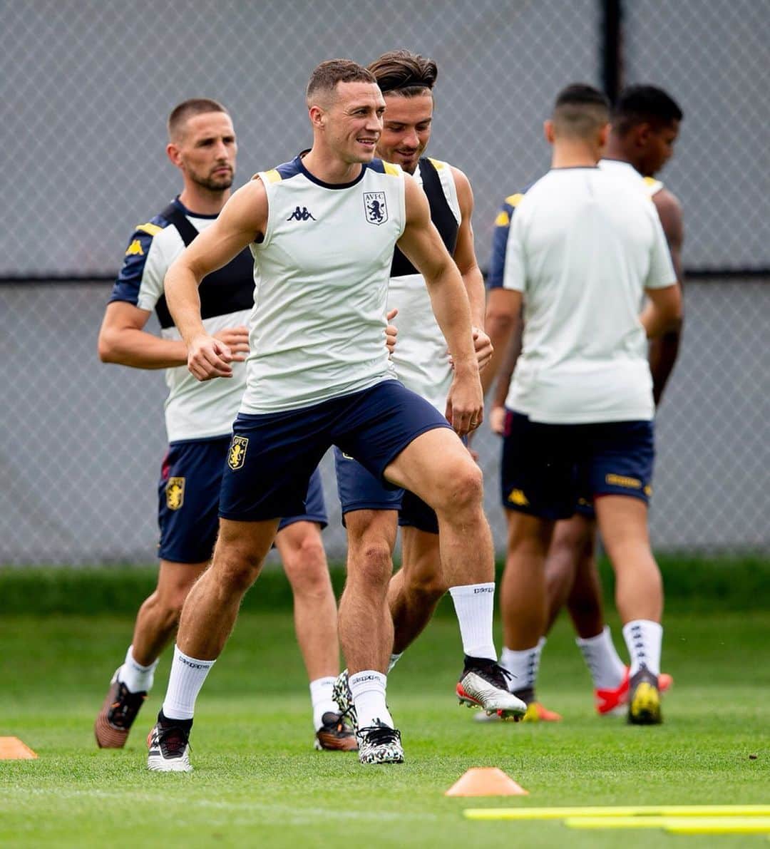 ジェームス・チェスターのインスタグラム：「Great first session in the US 🦁⚽️🇺🇸 #avfc」