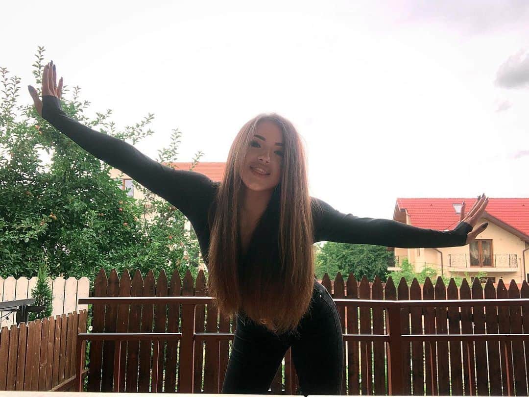 ラリサ・ヨルダケのインスタグラム：「In the madness, you have to find calm. 🧚🏼‍♀️」