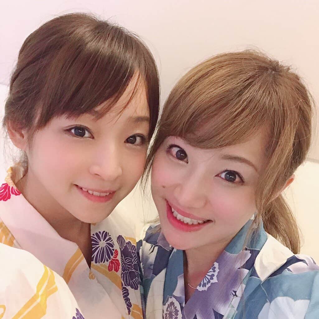 くぼたみかのインスタグラム：「ゆかたを着たら夏が始まりました🏖🙆‍♀️ 今日は楽しい一日！幸せでいられることに感謝です🙏🥺😍❤️ #summer #bestfriends #浴衣 #大喜賑（おおきに）@ohkini_kimono  #kimono #😊」
