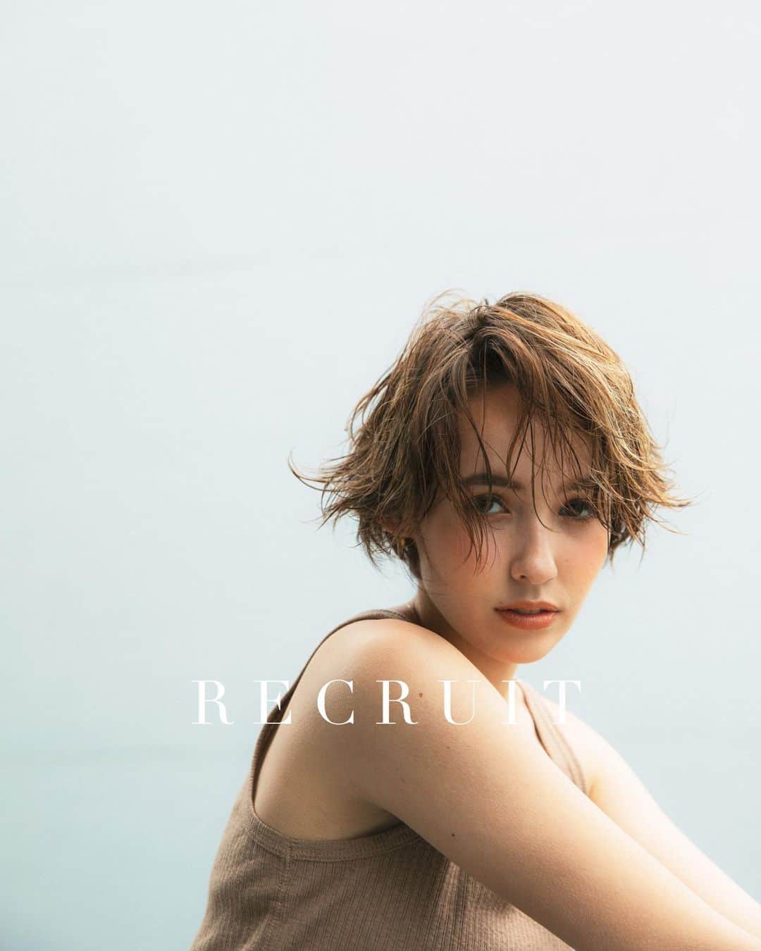 Yuta Misumiのインスタグラム：「. ㅤㅤㅤㅤㅤㅤㅤㅤㅤㅤㅤㅤㅤ新卒者採用二次募集のお知らせ ㅤㅤㅤㅤㅤㅤㅤㅤㅤㅤㅤㅤㅤ【応募期間】7/15-8/10 ㅤㅤㅤㅤㅤㅤㅤㅤㅤㅤㅤㅤㅤ【雇用条件】サロン見学またはMY hair designにご来店頂いたことがある方 ㅤㅤㅤㅤㅤㅤㅤㅤㅤㅤㅤㅤㅤ【提出書類】履歴書（返信できるメールアドレスもしくはLINEアカウント記入）、成績証明書 ㅤㅤㅤㅤㅤㅤㅤㅤㅤㅤㅤㅤㅤ【採用までの流れ】書類選考→面接（8/17予定） ㅤㅤㅤㅤㅤㅤㅤㅤㅤㅤㅤㅤㅤ【送付先】 〒444-0011 愛知県岡崎市欠町字清水田20-25  株式会社LOKE ㅤㅤㅤㅤㅤㅤㅤㅤㅤㅤㅤㅤㅤ【給与】18万+歩合+交通費or住宅手当+各種手当 ㅤㅤㅤㅤㅤㅤㅤㅤㅤㅤㅤㅤㅤ【休日】完全週休二日制（毎週火曜日＋シフト制 ） ㅤㅤㅤㅤㅤㅤㅤㅤㅤㅤㅤㅤㅤ入社6ヶ月後より年次有給休暇、冬季休暇、バースデー休暇、夏休みは最大8日間取得可能！  ㅤㅤㅤㅤㅤㅤㅤㅤㅤㅤㅤㅤㅤ【福利厚生】社会保険完備 ㅤㅤㅤㅤㅤㅤㅤㅤㅤㅤㅤㅤㅤその他質問、お問い合わせは 人事担当までご連絡ください。 （担当 堀 @horikengram ） ㅤㅤㅤㅤㅤㅤㅤㅤㅤㅤㅤㅤㅤ業務拡大予定のため中途スタッフも随時募集しております。宜しくお願いします。」