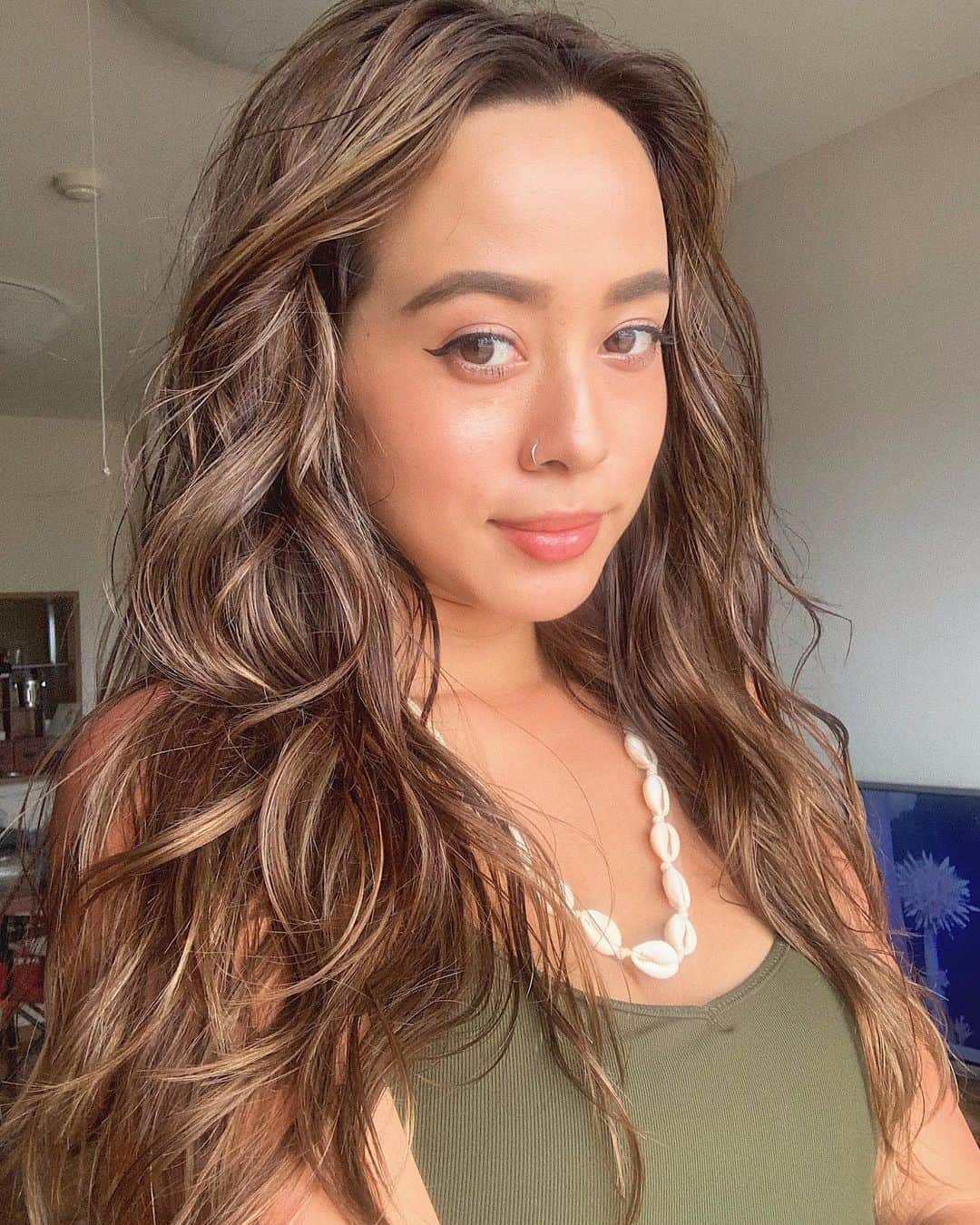 のインスタグラム：「Summerなカラー💇‍♀️💄 私自身、美容師として いつもお世話になってるGALAの 今回は @eidai1222 ちゃんに ハイライトも含めカラーしてもらいました✌️☺️🌈 同じ美容師として自分のヘアカラーを (特にハイライト系) 託せる数少ない方です😉 毎回ほとんどハイライトを入れるので 何色も重なっていい感じになってる✌️ 私のお客様も一気にハイトーン！！より 少しずつハイライトで明るくする方が多いです😉🌹 ヘアはクレイツの32mmで 全体はミックスで巻いてて 顔まわりは外まきでーす☝️😚 shell chokerは @jua_official  着てる水着は @eit_swim のです👌 (肩めっちゃ赤くて髪の毛で隠したw) #summer #haircolor #me #juaofficial #eitswim #ハイライトカラー #巻き髪 #ヘアスタイル #ミックス巻き」