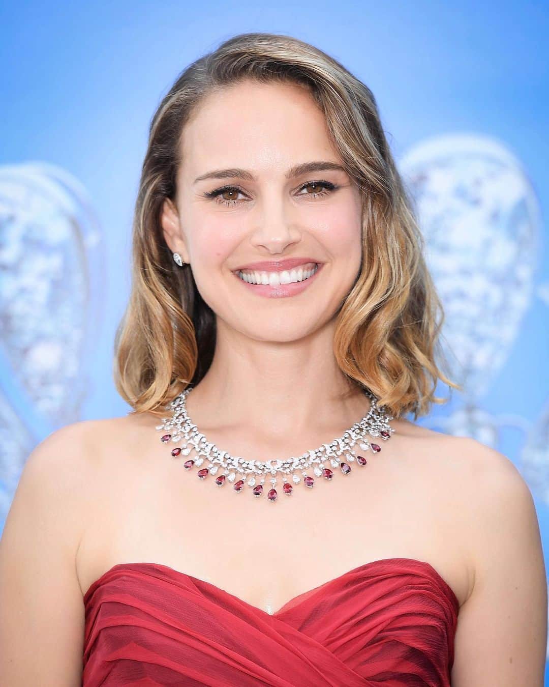 Chaumetさんのインスタグラム写真 - (ChaumetInstagram)「One of the first guests to visit our new exhibition in Monaco, Chaumet in Majesty, Jewels of Sovereigns Since 1780, was none other than the iconic @natalieportman. For the inauguration, Natalie was dazzling in our Soir de Fête necklace in white gold set with 15 pear-shaped rubies and diamonds. #Chaumet #ChaumetMonaco #CelebritiesinChaumet #HighJewellery #HauteJoaillerie」7月13日 17時29分 - chaumetofficial