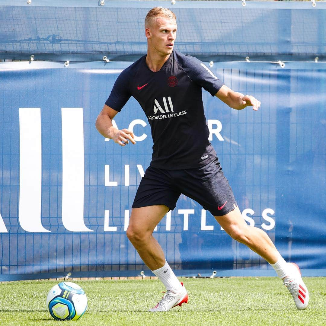 パリ・サンジェルマンFCさんのインスタグラム写真 - (パリ・サンジェルマンFCInstagram)「👟⚽️💪 First week of training in Paris! 👟⚽️💪 Première semaine d’entraînement à Paris ! . 👊 @mittchelb . #ICICESTPARIS #AllezParis #BakkerxPSG #PSG #ParisSaintGermain #Paris #Football」7月13日 17時39分 - psg