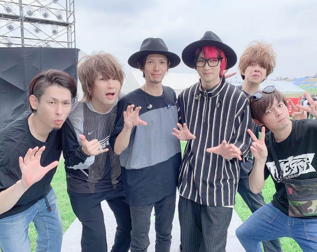 Ikuoさんのインスタグラム写真 - (IkuoInstagram)「SAKAI Super Summer Kick off 2019ニコラスエドワーズ無事終了しました！短い時間でしたがw楽しかった！ニックの歌声が響き渡ってたね！やっぱフェスはいいねー！ jealkbのみんなとも久々に会えて嬉しかったな！ #ikuo #ニコラスエドワーズ #jealkb」7月13日 17時40分 - ikuobass