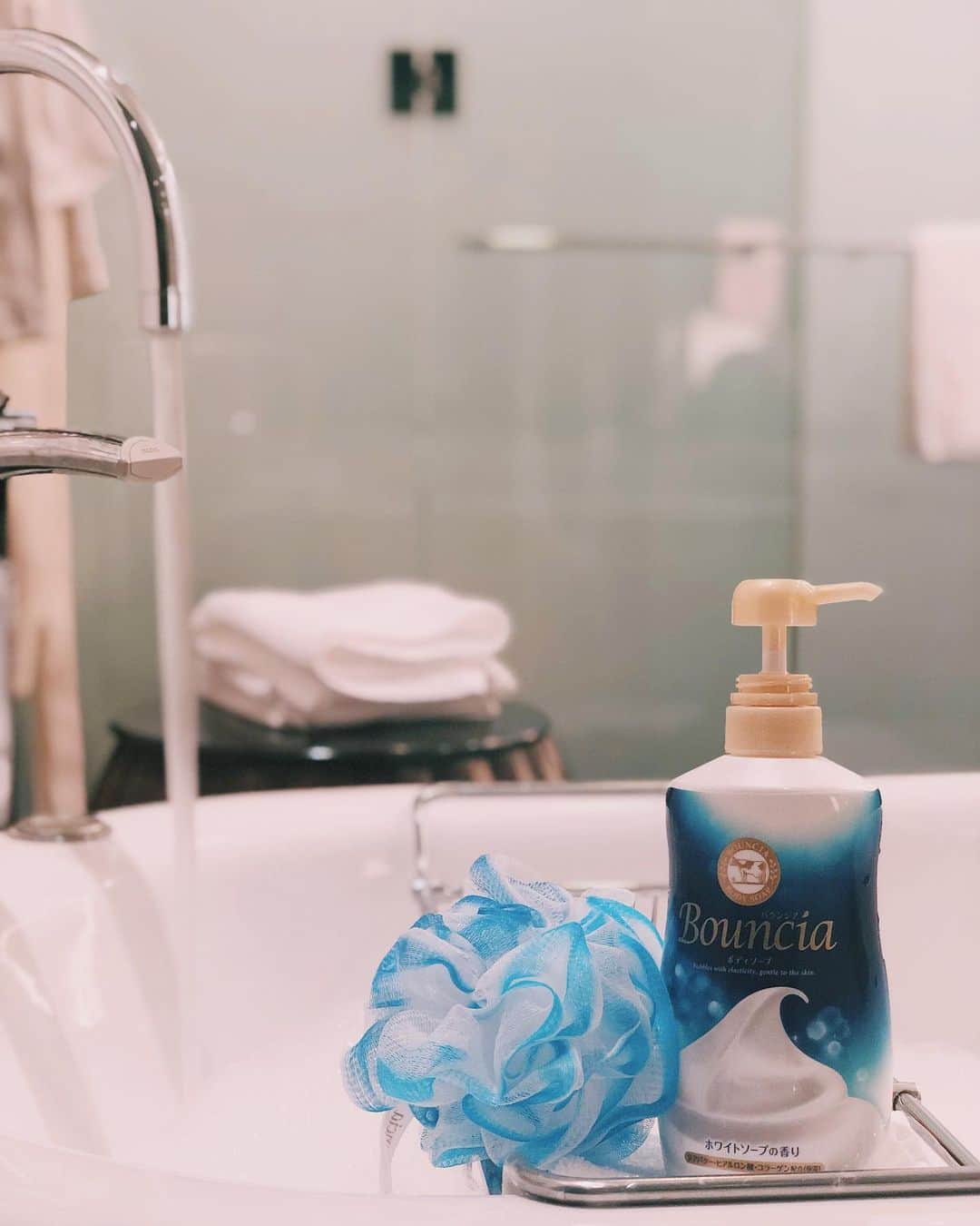 のインスタグラム：「バウンシア @bouncia_official  様 から新バウンシアボディソープを頂いて益々bath timeがたのしくなっちゃった🛁🧼 .  もこもこの濃密な泡がクッションみたいで最高なの😽😽 .  保湿成分入りだし手でふわふわと洗えてきもちい〜🧖🏽‍♀️ .  #ヤバ泡#バウンシア#ボディソープ#牛乳石鹸#濃密泡クッション#PR」