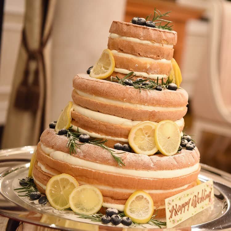 ホテルモントレウェディング【公式】 のインスタグラム：「♥ ￣￣￣￣￣￣￣￣￣￣ @montereyweddingをフォローして 『 #モントレ花嫁 』『 #ホテルモントレ』の タグをつけて投稿してくださいね＊*. . レモンとブルーベリーにローズマリーをプラスした さわやかなネイキッドケーキ♡ これからの季節にぴったりですね✧*. . ◆ホテルモントレ公式HPはこちら* https://www.monterey-wedding.jp . #モントレ #モントレ花婿 #プレ花嫁 #卒花 #weddingdress #プラコレ #ウエディングニュース #marryxoxo #wedding #dress #結婚式場 #日本中のプレ花嫁さんと繋がりたい #ブライダルフェア #結婚式 #パーティ #披露宴 #2019年春婚 #2019年夏婚 #2019年秋婚 #2019年冬婚 #ホテルウェディング #dressy花嫁 #marry花嫁  #weddingparty #flower #パーティー #ウェディングドレス」