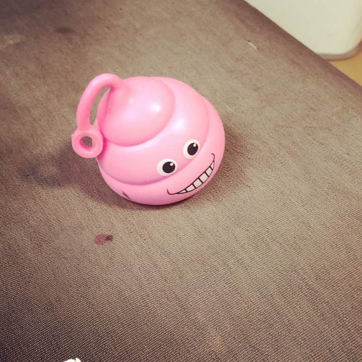 高橋文樹のインスタグラム：「うちの息子が泣くほど欲しがったおもちゃ。衝撃で光るウンチ。」