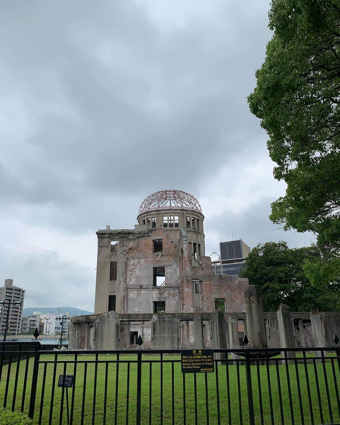 大沢樹生さんのインスタグラム写真 - (大沢樹生Instagram)「こんばんは💫 昨日から仕事で広島へ。東京に戻る前に平和記念公園へ👏😊 #大沢樹生#広島#平和記念公園#原爆ドーム#牡蠣」7月13日 17時44分 - osawa_mikio