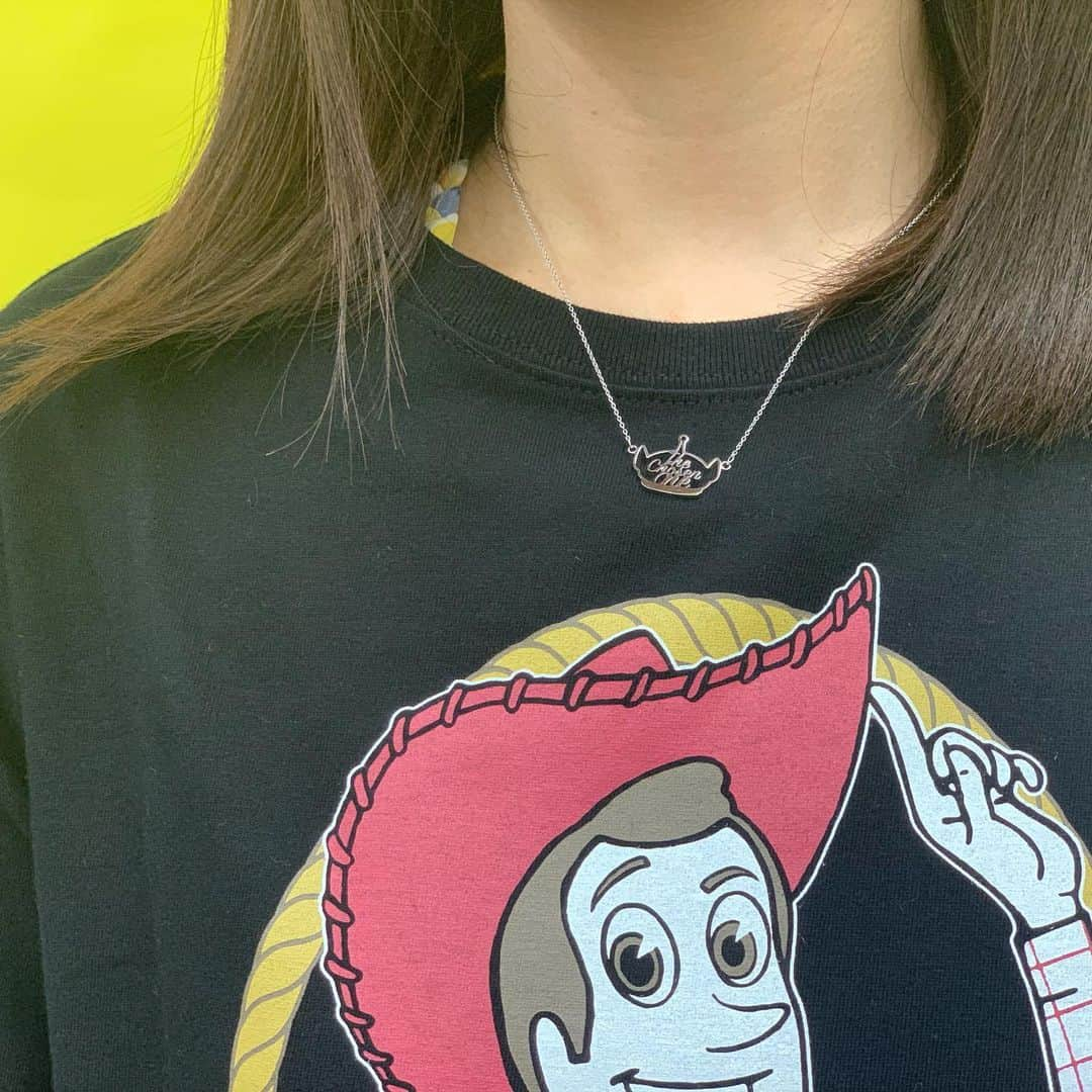 KIDDY LAND officialさんのインスタグラム写真 - (KIDDY LAND officialInstagram)「東京駅イベント会場では、ラウンドアップのTシャツとネックレスを販売してます🙌 スタッフも着用してます❤️ サイズはゆとりのあるS.M.Lです！ 7月25日までの限定ショップ🙌 ぜひお立ち寄りください😊  #toystory #toystory4  #トイストーリー #トイストーリー4  #トイストーリーグッズ  #Woody　#ウッディ #BuzzLightyear　#バズライトイヤー #BoPeep　#ボーピープ #PIXAR　#ピクサー #Disney　#ディズニー #KIDDYLAND　#キデイランド #映画　#movie #woodyroundup  #woodysroundup  #roundup  #ウッディラウンドアップ  #ウッディのラウンドアップ  #ラウンドアップ」7月13日 17時58分 - kiddyland_co.jp