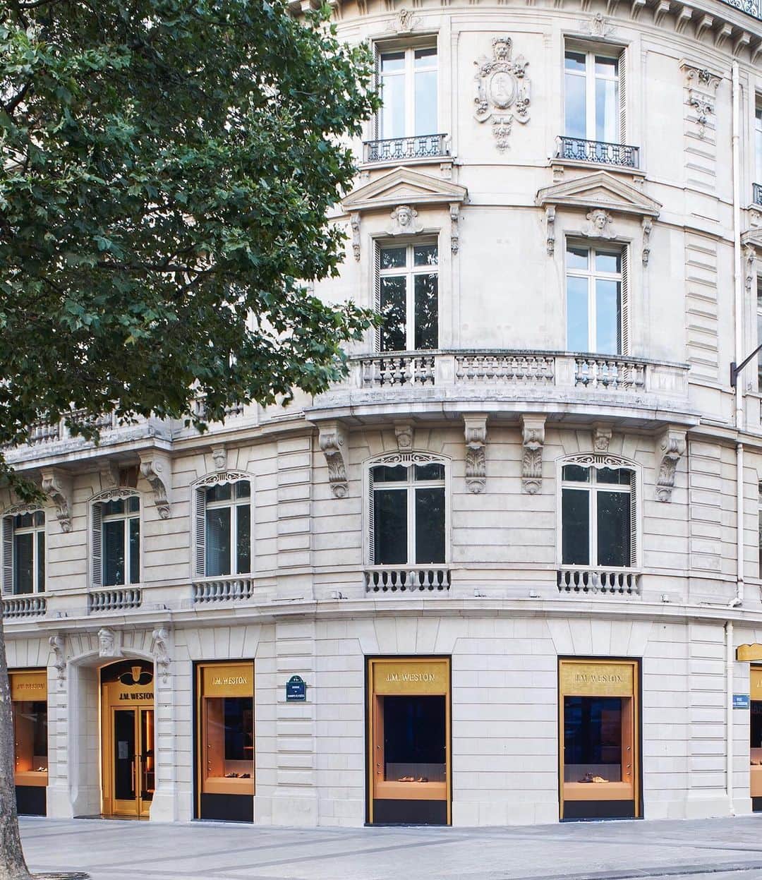 のインスタグラム：「J.M.Weston célèbre le premier anniversaire de sa boutique du 55, avenue des Champs-Elysées, signée Joseph Dirand. __  Since 1932 on the Champs-Élysées. #JMWeston #ChampsElysees #Shopping #Shoes #France #Paris」