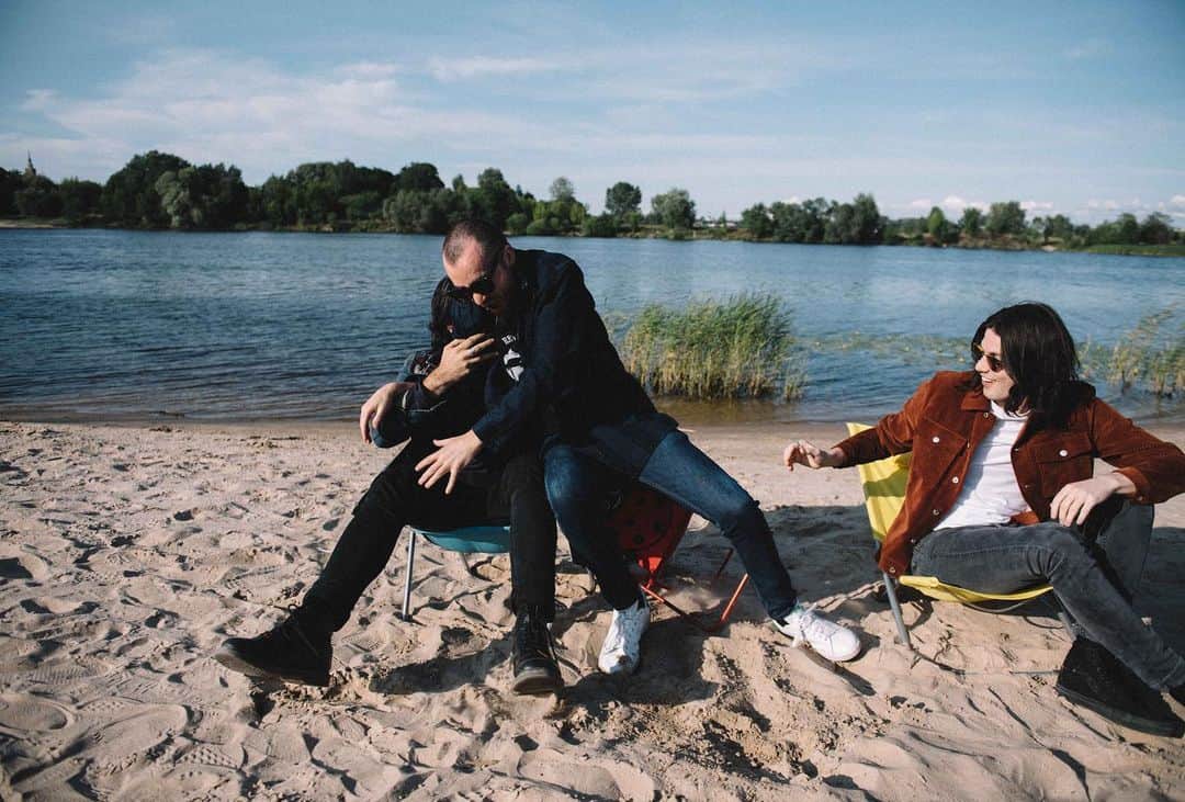 ジェームズ・ベイさんのインスタグラム写真 - (ジェームズ・ベイInstagram)「A day at the beach* ☀️ (*the edge of a river in Latvia.) 📷 @ohalfin」7月13日 17時53分 - jamesbaymusic