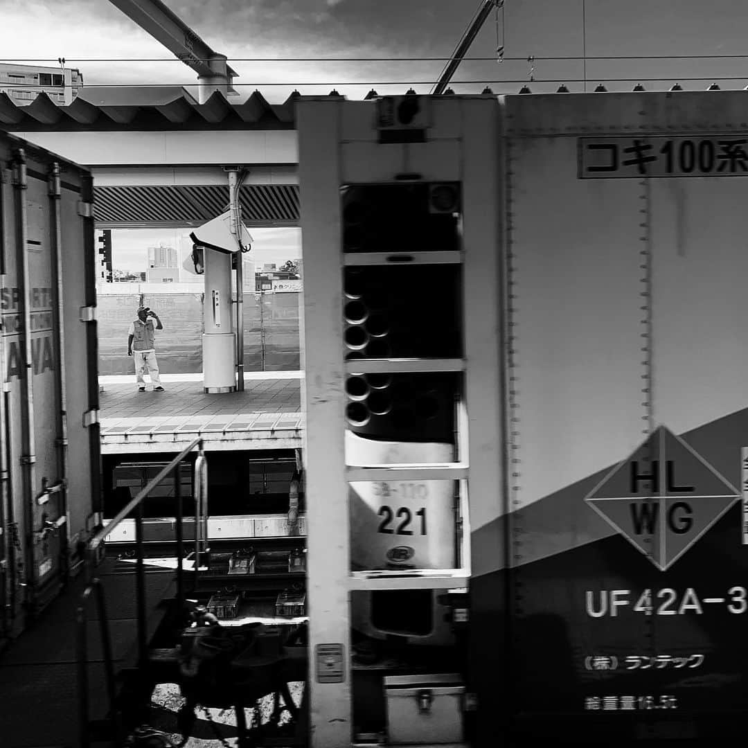 のインスタグラム：「貨物列車 - A freight train / iPhone XR + Snapseed, 20190714 . . . . #royalsnappingartists #infamous_family #rsa_main #infinity_photo_cult #2_fineart #jp_gallery #jp_gallery_bnw #trb_bnw #wp_bnw  #bnw_life #bnwlife_member #bnw_life_shots #bnw_captures #world_bnw #top_bnw #team_jp_ #team_jp_モノクロ #ig_energy_bw #ig_nihon #streetphotographybnw #igersjp #blackandwhite #bnw #bnwphoto #monochrome #bw #bnwphotography #ShotOniPhone #shotoniphoneXR」
