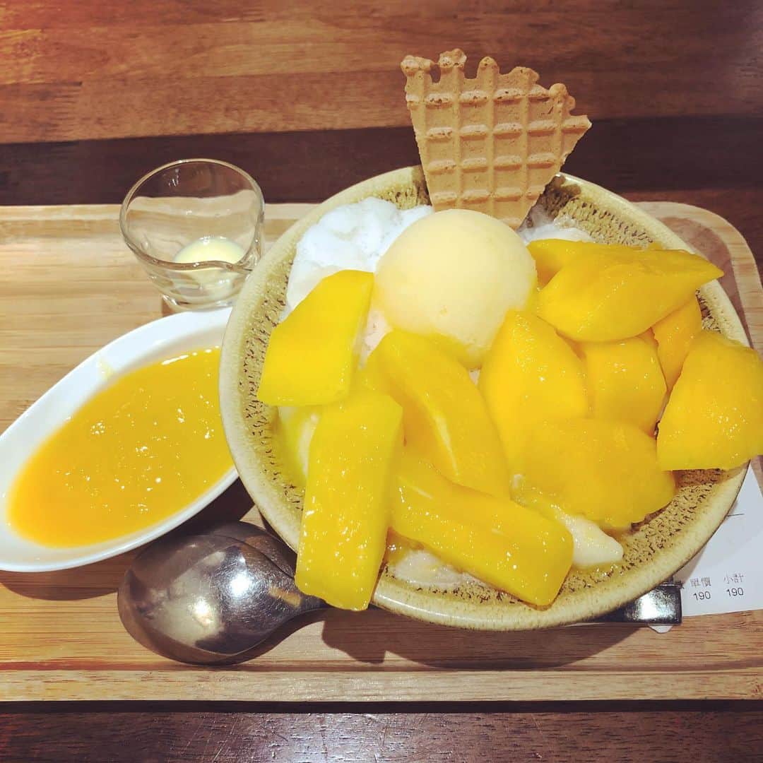 美甘子さんのインスタグラム写真 - (美甘子Instagram)「マンゴー🥭カキ氷 台湾のフルーツはなんでも美味しい。 #マンゴーカキ氷」7月13日 17時54分 - rekish_mikako