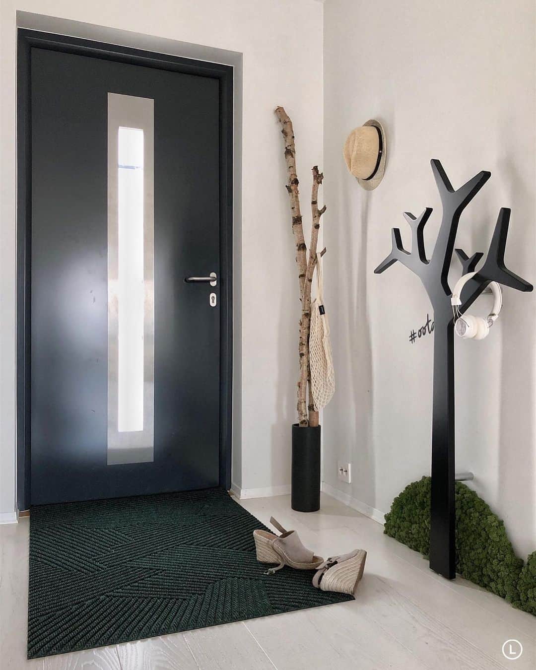 のインスタグラム：「annonse| God morgen fintfolk 🌿Endelig har vi fått på plass en kvalitetsmatte til inngangpartiet vårt! Og jeg valgte faktisk grønn! Føler meg spenstig 😅 Og det ble så fint! Ekstra kjekt er det at det er norsk design, fra @heymat.no . Matten heter Strå 🌾 Har du noen spennende planer for dagen? Her var visst sommeren over...igjen! Og vi har ingen planer! . . . #inngangsparti #entré #entre #entree #gang #hallway #roomforinspo #heymat #norskmosedesign #interior_delux #interiordesign #norskdesign #norwegiandesign #nordicdesign #scandinavianstyle #scandinaviandesign #nordisk #inspirasjonsguidensommer @inspirasjonsguidennorge #whiteinterioryes @white.interior1」
