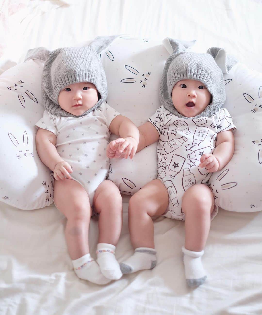 ジェシカ・ヤマダさんのインスタグラム写真 - (ジェシカ・ヤマダInstagram)「Bunnies!!! Kalean hampir bergandengan tangan!??? 🙀🐰🐰 Siapa bunny yang ❤️🍼 hayoo? @jessbebes . . . #jessbebes #lifewithtwins #twinmomlife #twinbabies #twingirls #identicaltwins」7月13日 17時56分 - jessyamada