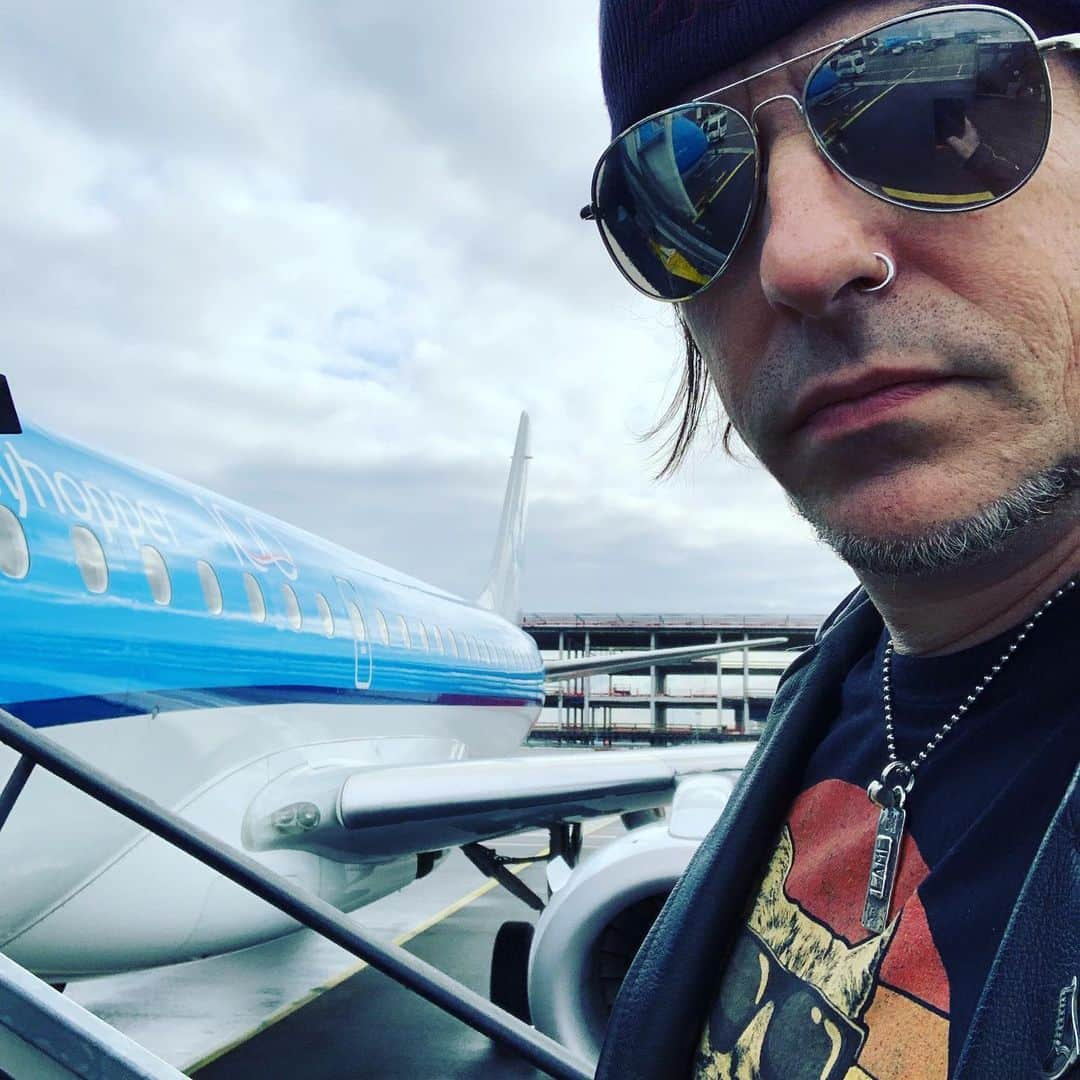 レイチェル・ボランさんのインスタグラム写真 - (レイチェル・ボランInstagram)「Flight #6 - AMS to STR . Hey Germany! Let’s do this shit! @bangyourheadfestival #rock #live #festival」7月13日 17時59分 - officialrachelbolan