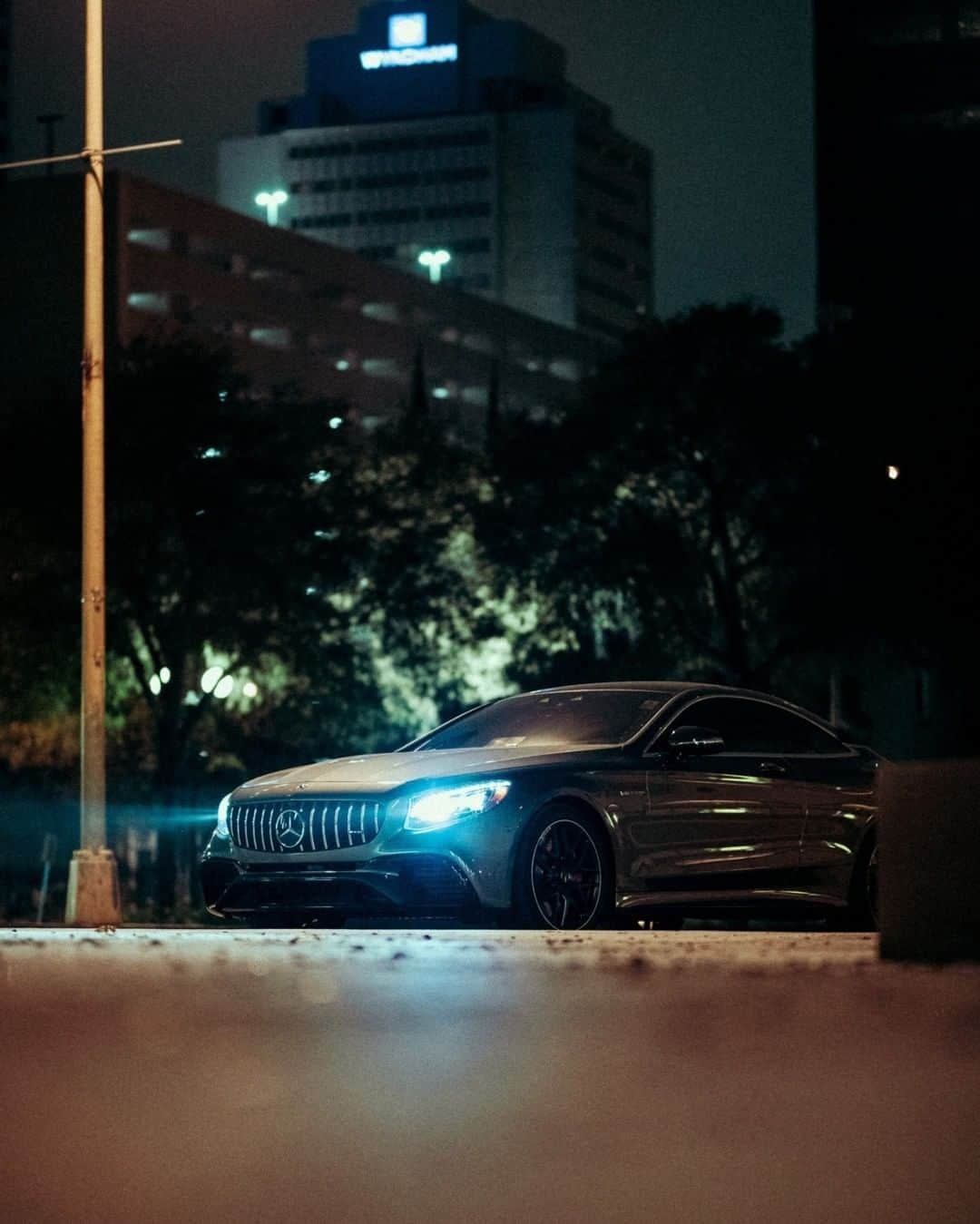 Mercedes AMGさんのインスタグラム写真 - (Mercedes AMGInstagram)「[Fuel consumption combined: 11.2 l/100km | CO2 emissions combined: 254 g/km]  The Mercedes-AMG S 63 4MATIC+ Coupé will light up any situation!  Video: @bastihansen via @MercedesBenz_DE  #MercedesAMG #SClass #DrivingPerformance」7月13日 18時00分 - mercedesamg