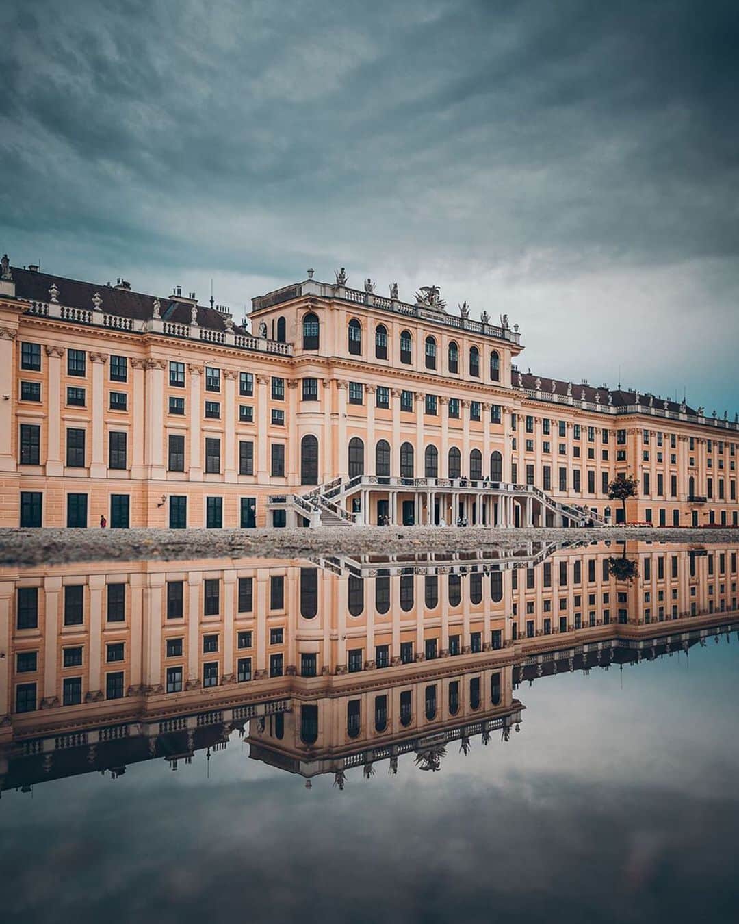 Wien | Viennaさんのインスタグラム写真 - (Wien | ViennaInstagram)「It‘s still raining in Vienna. However, we absolutely love these stunning reflection shots that you take of iconic Viennese sights. Which one of these three photos is your favourite? 1,2 or 3? ☔️📸 by @seplb #ViennaNow」7月13日 18時00分 - viennatouristboard