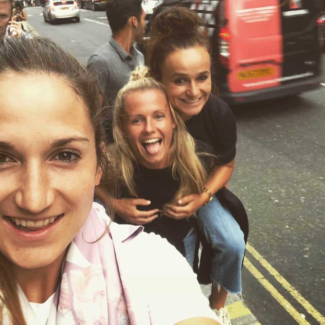 Lina Magullのインスタグラム：「It's really important to have those people in your life who push you to be better, different. 🤝😘#londongirls #goodtimes #gracias」