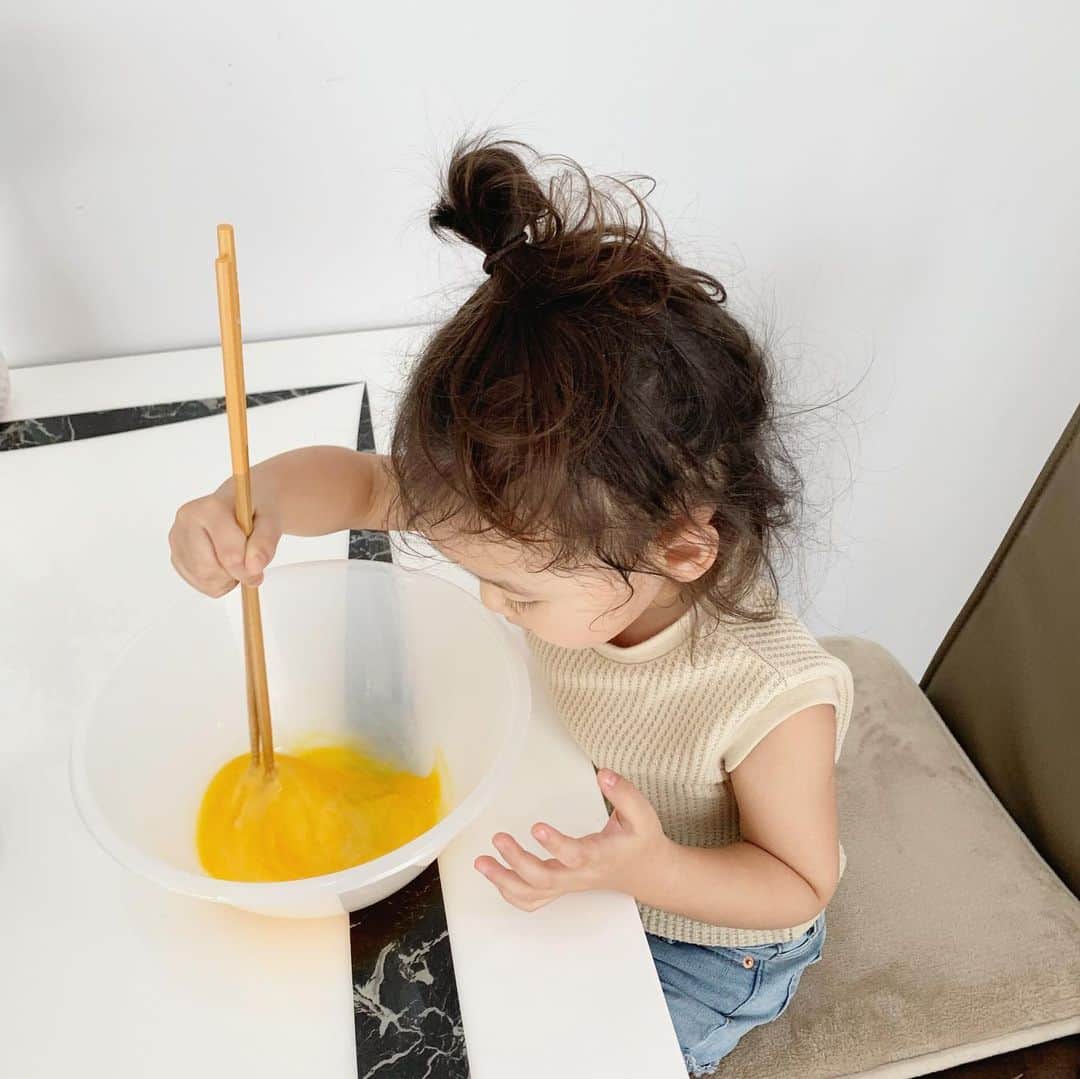 中村明花さんのインスタグラム写真 - (中村明花Instagram)「. 今日のおやつは娘と一緒にクレープを作りました☺︎ . 甘さ控えめの即席苺ジャム（冷凍苺を煮詰めたら蜂蜜と混ぜるだけ）と、 タイのコンデンスミルクをかけた簡単デザート❁ . 生地は、プレーンのものと、黒すりごまときな粉を混ぜた生地を作ったよ♪ . . #休日の過ごし方 #料理好きな娘 #リアルおままごと #私は大好きなチーズと生ハムで♡ #パパは遠征でいないから食べられず」7月13日 18時03分 - sayaka_nakamura3