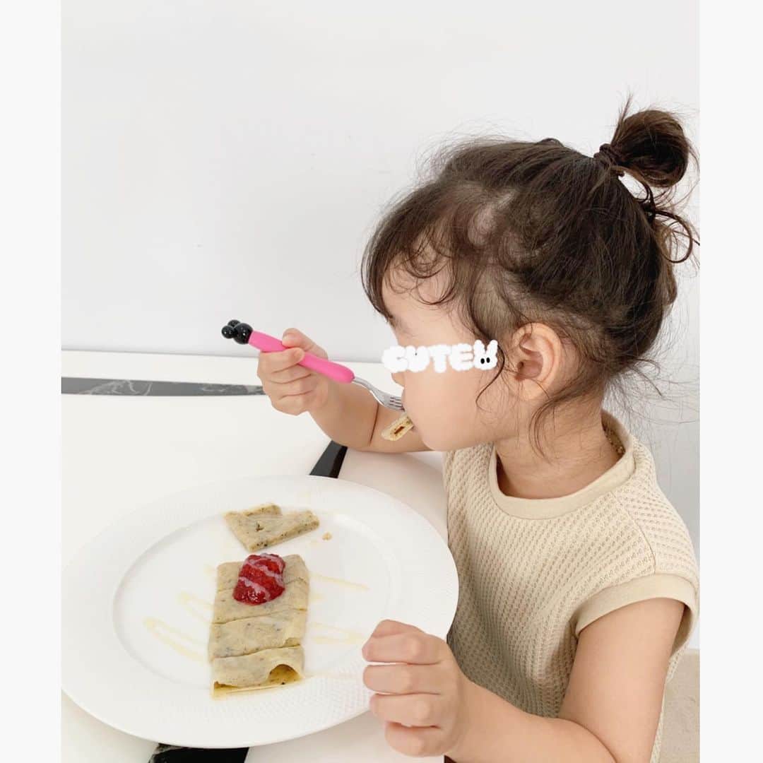 中村明花さんのインスタグラム写真 - (中村明花Instagram)「. 今日のおやつは娘と一緒にクレープを作りました☺︎ . 甘さ控えめの即席苺ジャム（冷凍苺を煮詰めたら蜂蜜と混ぜるだけ）と、 タイのコンデンスミルクをかけた簡単デザート❁ . 生地は、プレーンのものと、黒すりごまときな粉を混ぜた生地を作ったよ♪ . . #休日の過ごし方 #料理好きな娘 #リアルおままごと #私は大好きなチーズと生ハムで♡ #パパは遠征でいないから食べられず」7月13日 18時03分 - sayaka_nakamura3