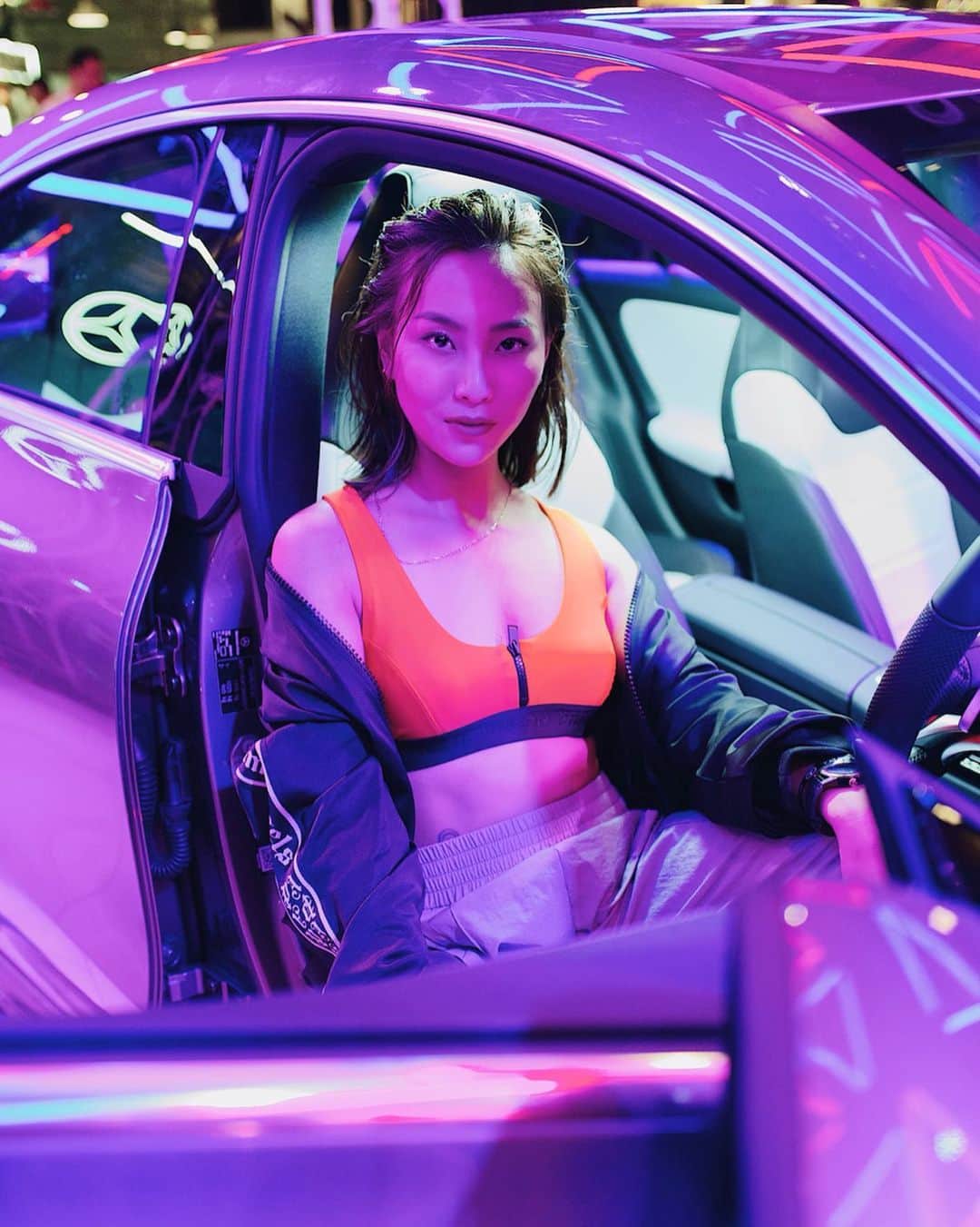ソニアのインスタグラム：「What a beauty 🧡 The brand new CLA stuns with its curves and cutting edge technology for a personalised driving experience. That and it looks and feels real good 😏 Perfect for the bold, edgy and ambitious driver in you.  Always a blast with the @mercedesbenzsg team - thank you for having me as your host last night 🔥  #mercedesbenzsg #playbyyourrules #cars #luxurycars #singapore PC: @nicolequek Outfit: @surrenderstore @palmangels @violetfoocraze 💚」
