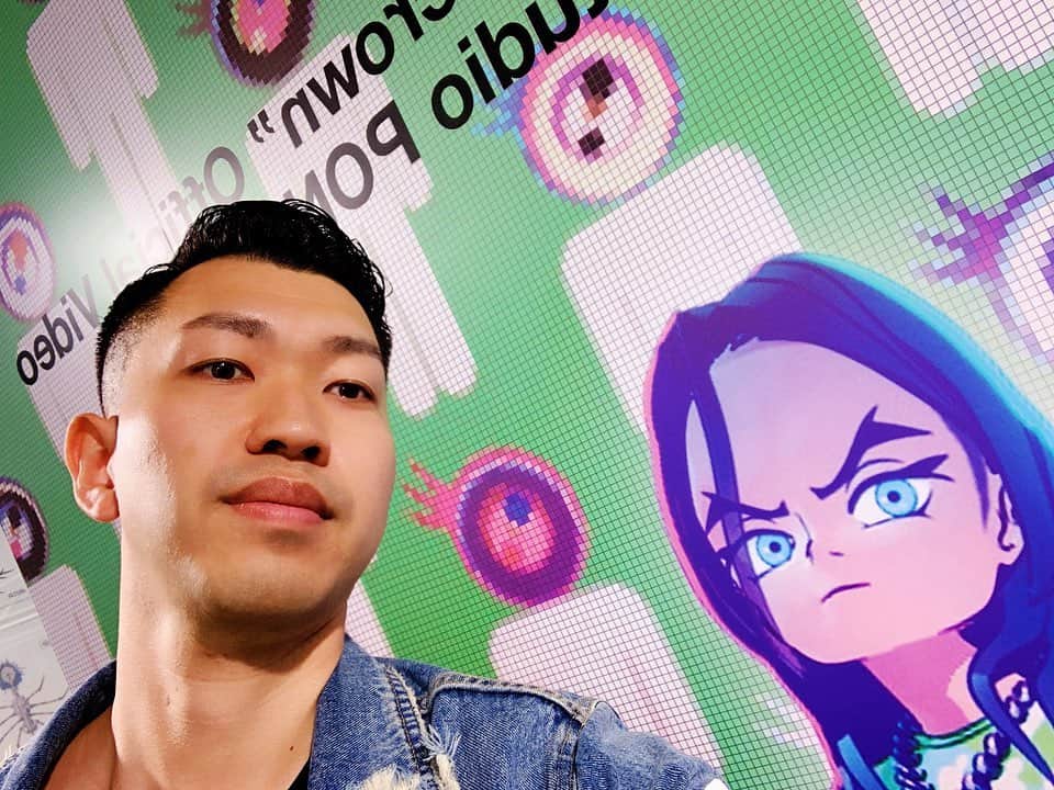 海平佑樹のインスタグラム：「こんばんは、Yukiです😌﻿ ﻿ 先日は世界的に人気急上昇中のビリーアイリッシュと日本人アーティストの村上隆さんがコラボしたイベントへ行って来ました😌✨﻿ ﻿ 村上さんがミュージックビデオを手掛けているので、会場には原画や絵コンテなどの制作過程を展示してました😊﻿ ﻿ スタジオの合間でしたが、やりたいことをやりながら自由に生活できるのもFXのおかげです💰﻿ ﻿ ﻿ EB-winを提供している投資会アルファに興味がある方は、僕の公式ラインにて配信しているので﻿﻿プロフィール欄のURLまたは「@583tpikr」をLINEのID検索で追加してみてください😌♪ ﻿﻿﻿﻿﻿﻿﻿﻿ ﻿﻿﻿﻿﻿﻿﻿﻿ プロフィール：@yukimusic_fx」