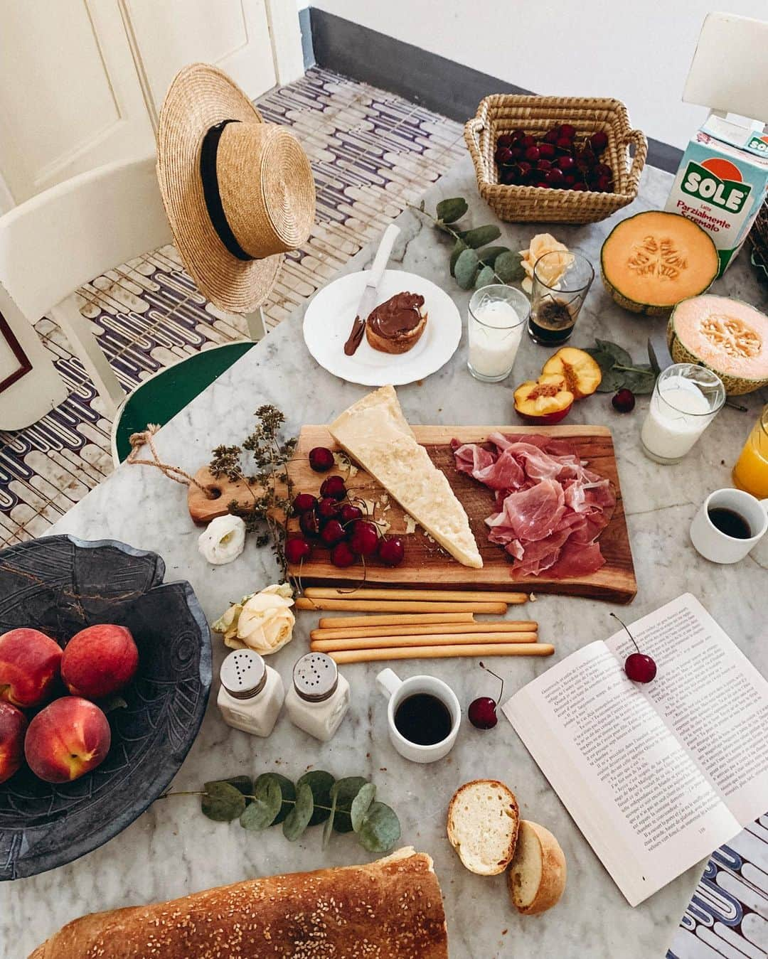 Collage Vintageさんのインスタグラム写真 - (Collage VintageInstagram)「La Colazione 🧀🥖🥞 Desayuno en nuestro apartamento de Scopello 🍒 #collageontheroad」7月13日 18時07分 - collagevintage